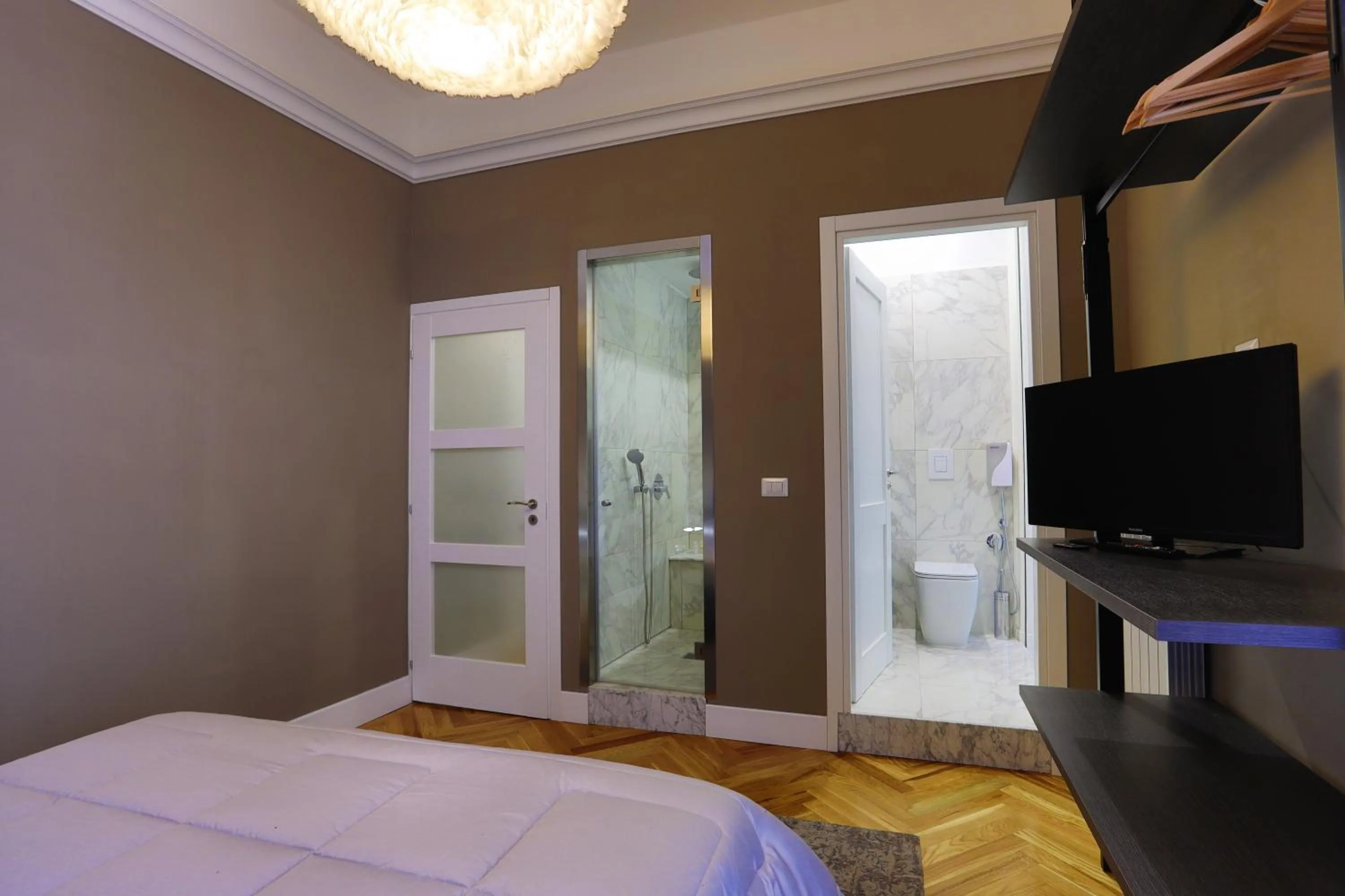 Photo of the whole room, Bed in PORTO 53