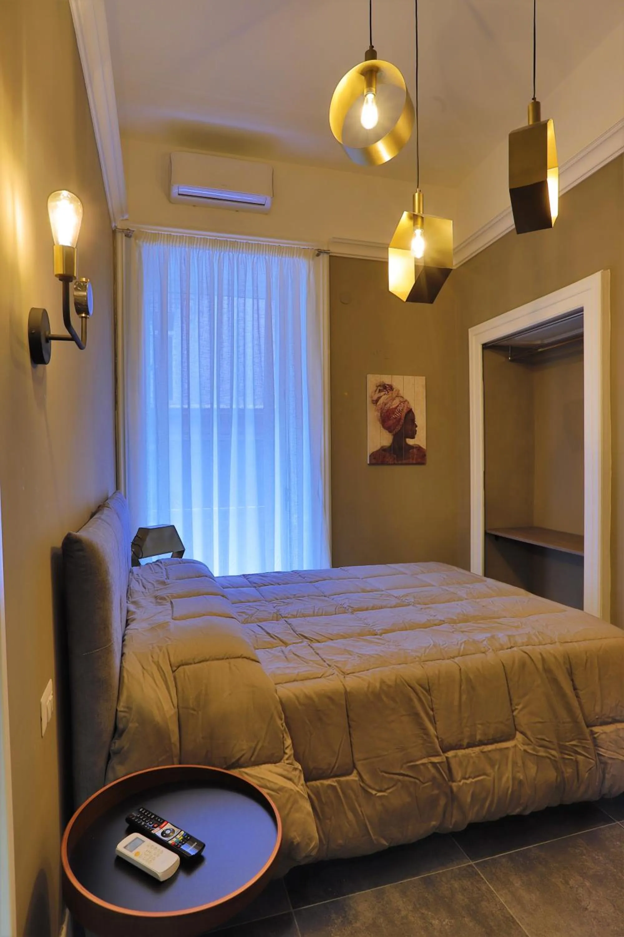 Photo of the whole room, Bed in PORTO 53