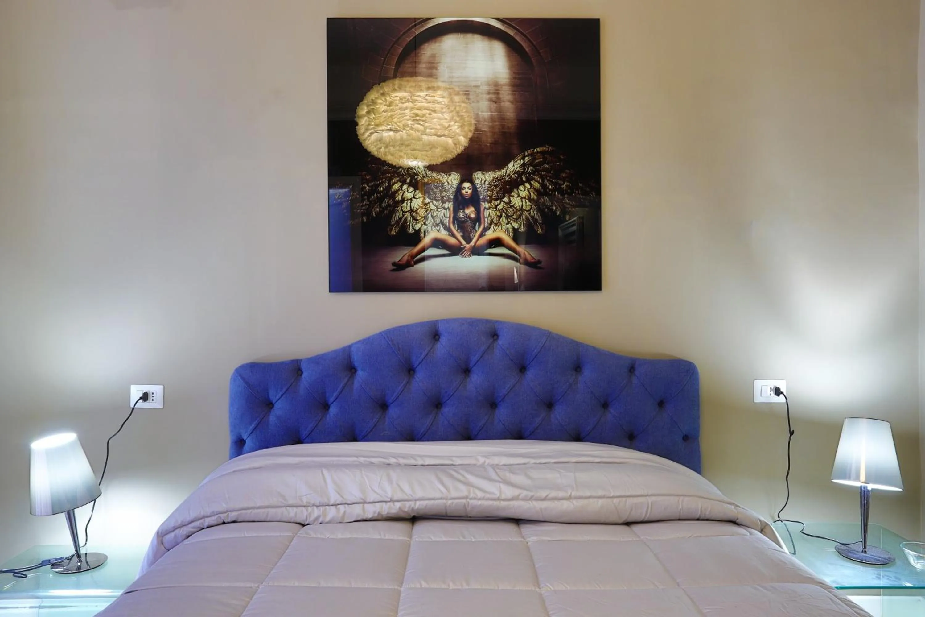 Photo of the whole room, Bed in PORTO 53