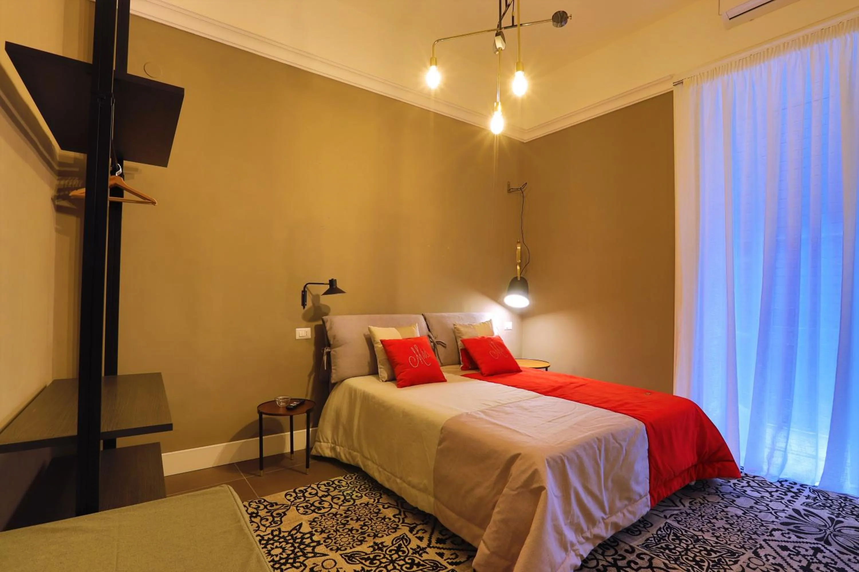 Photo of the whole room, Bed in PORTO 53