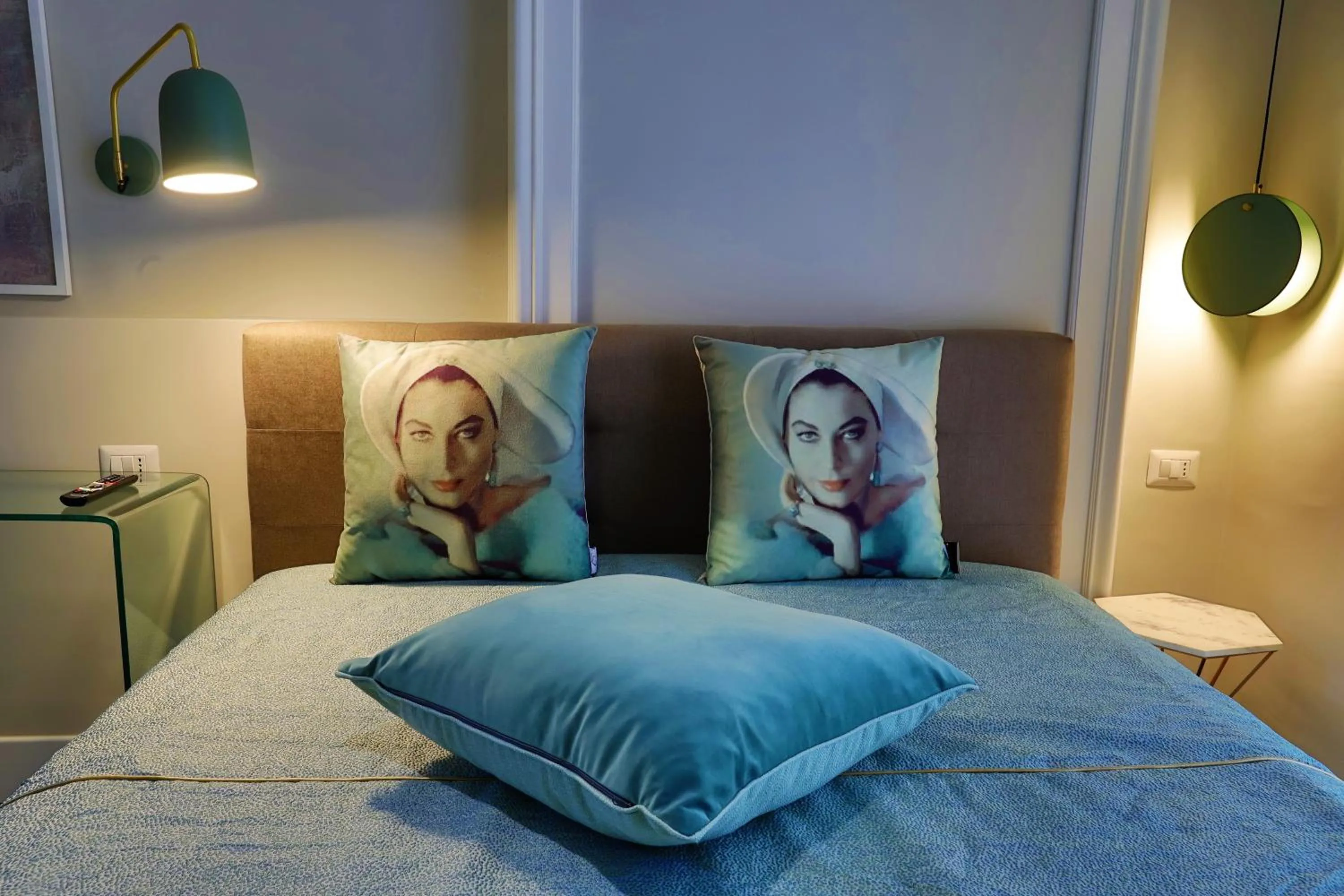 Photo of the whole room, Bed in PORTO 53