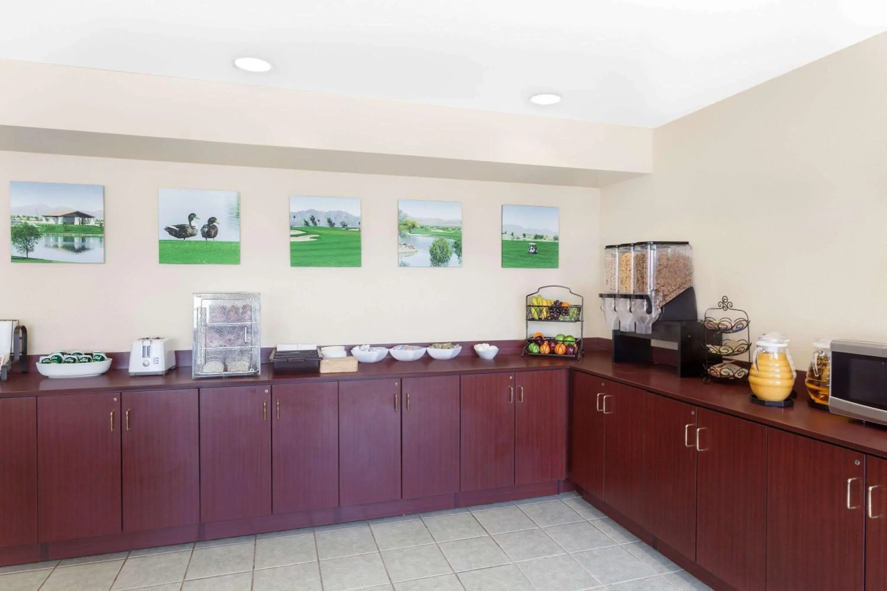 Restaurant/places to eat in Microtel Inn & Suites by Wyndham Wellton Restaurant/places to eat in Microtel Inn & Suites by Wyndham Wellton