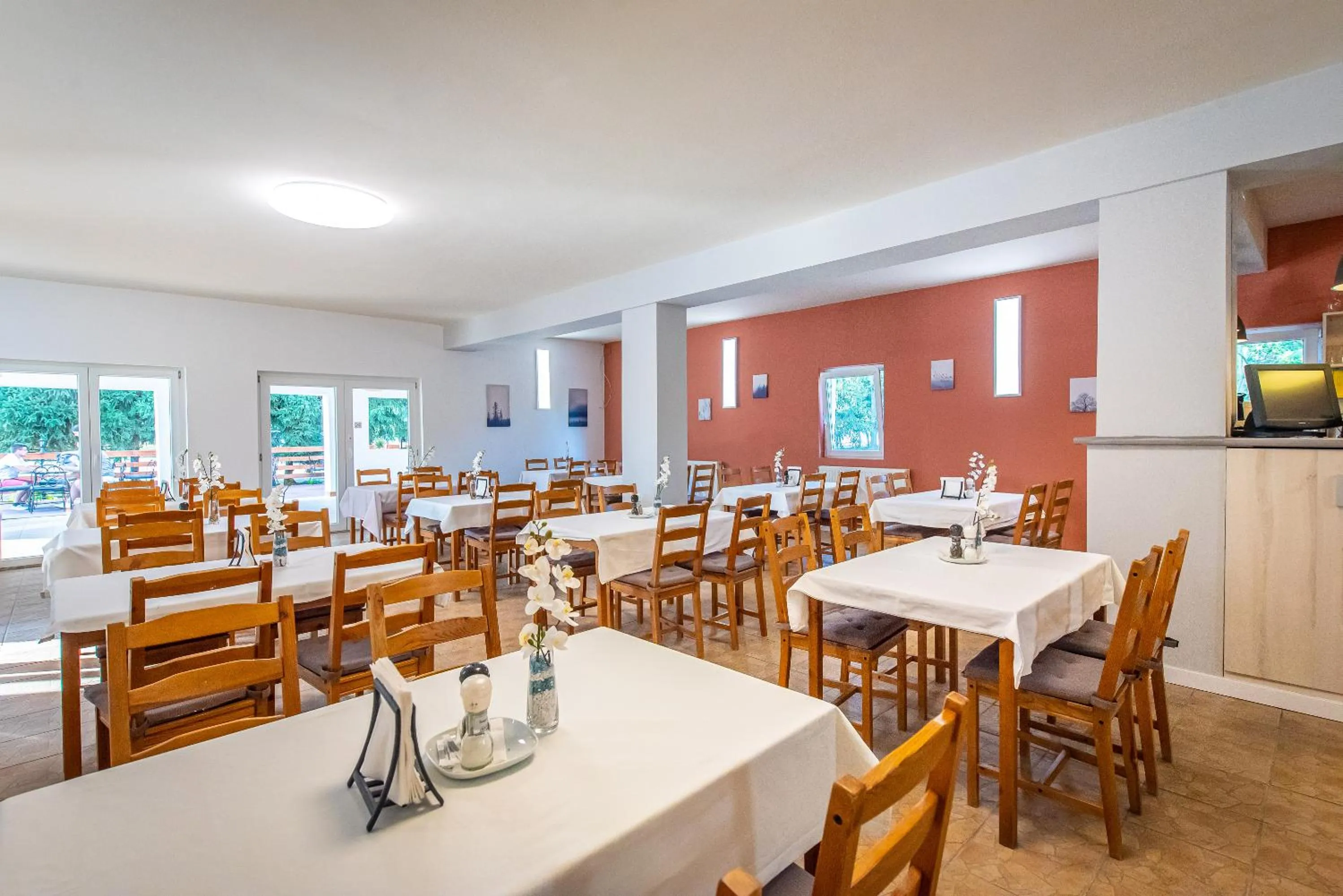 Restaurant/places to eat in Herczeg Udvarház Poroszló