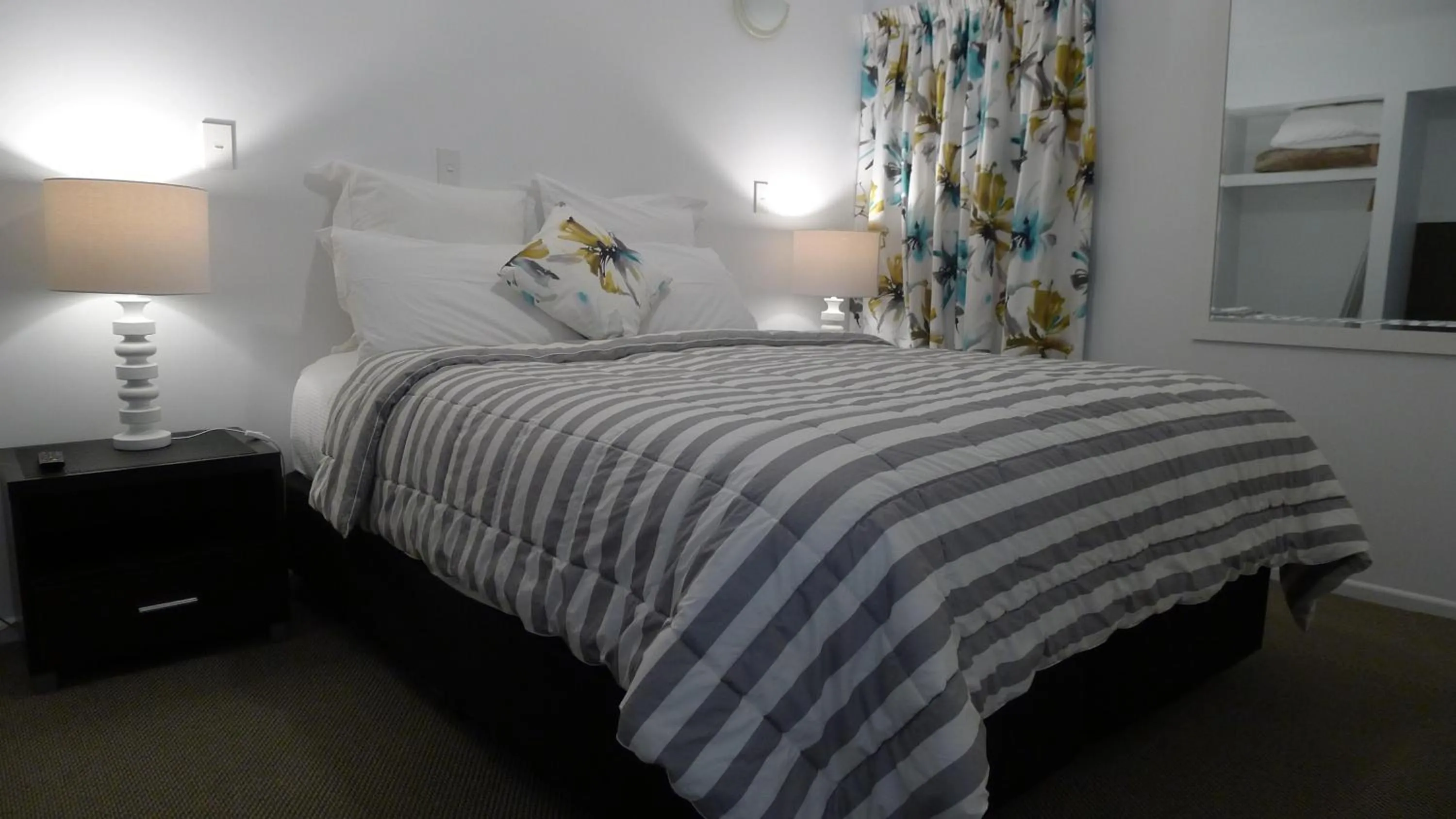 Bedroom, Bed in Lugano Motor Lodge