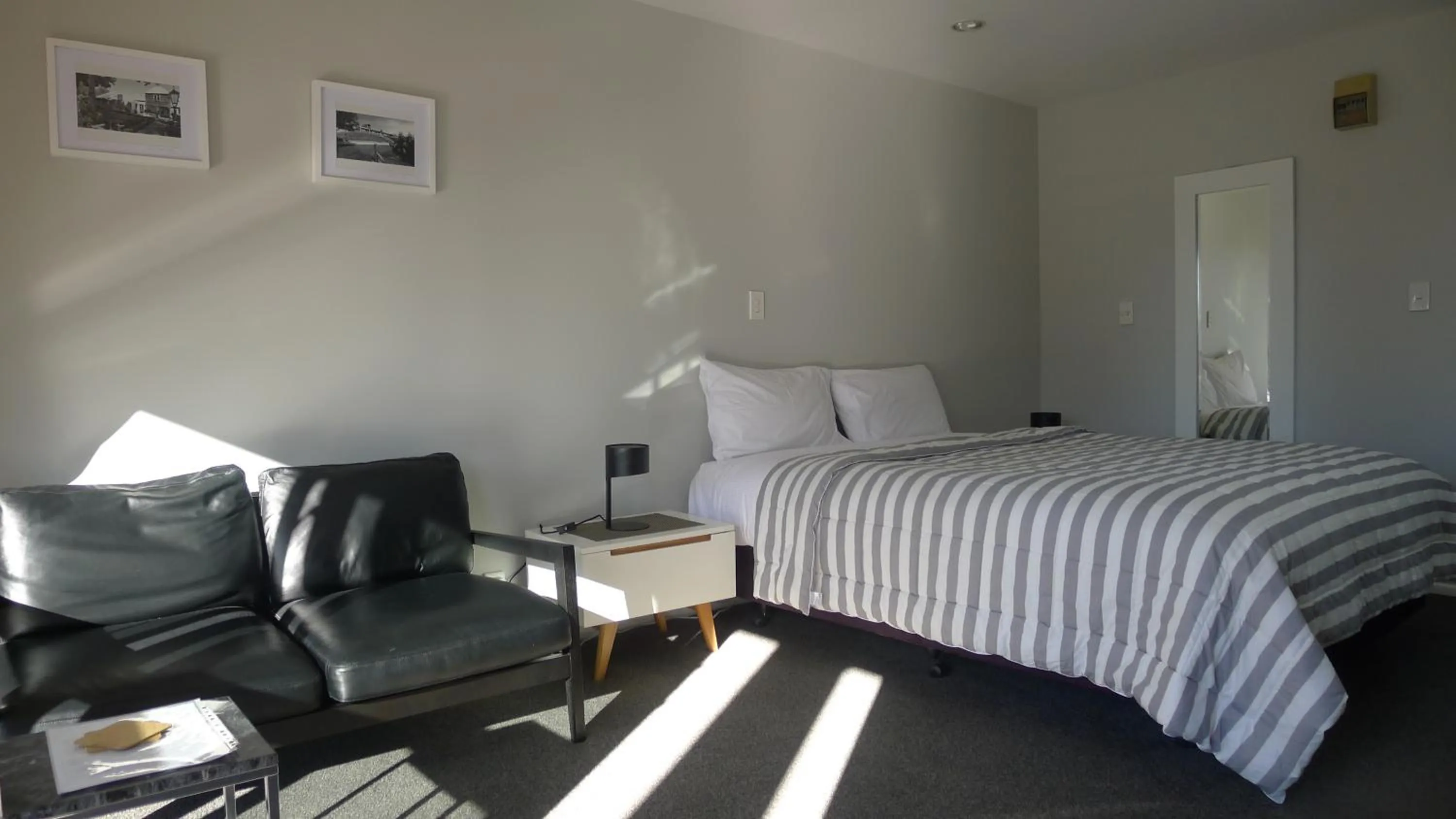 Living room, Bed in Lugano Motor Lodge