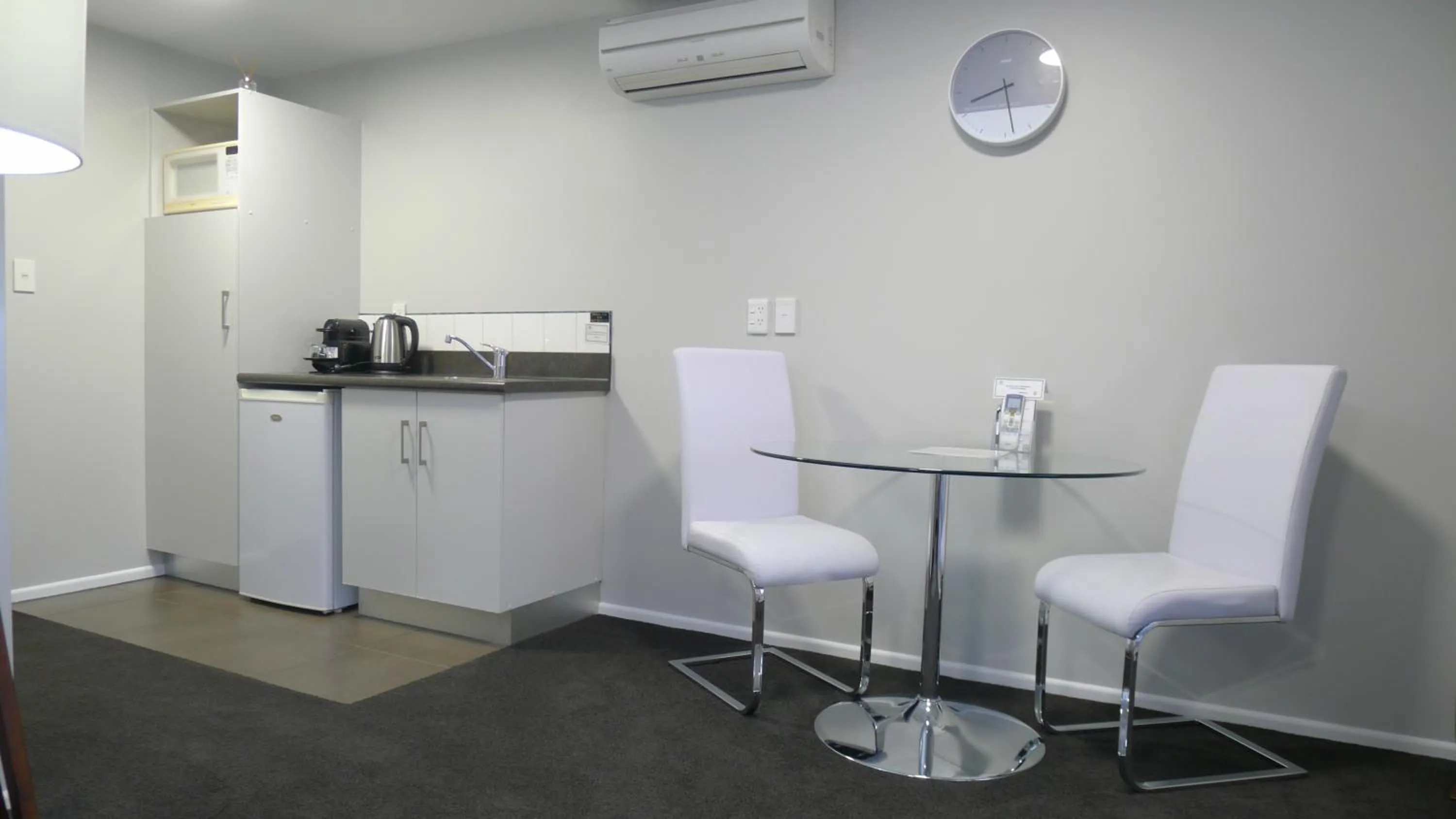 Kitchen or kitchenette in Lugano Motor Lodge