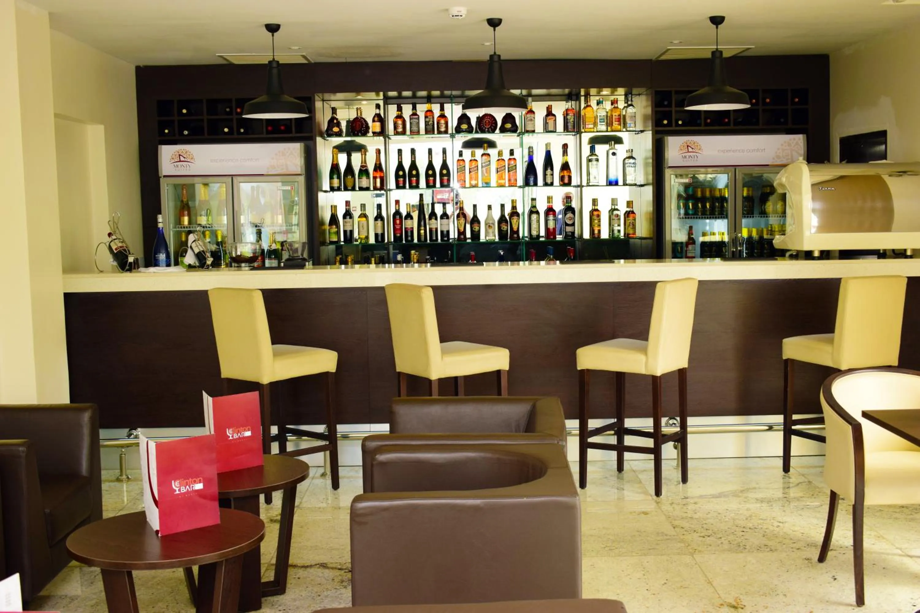 Lounge or bar in Monty Suites & Golf