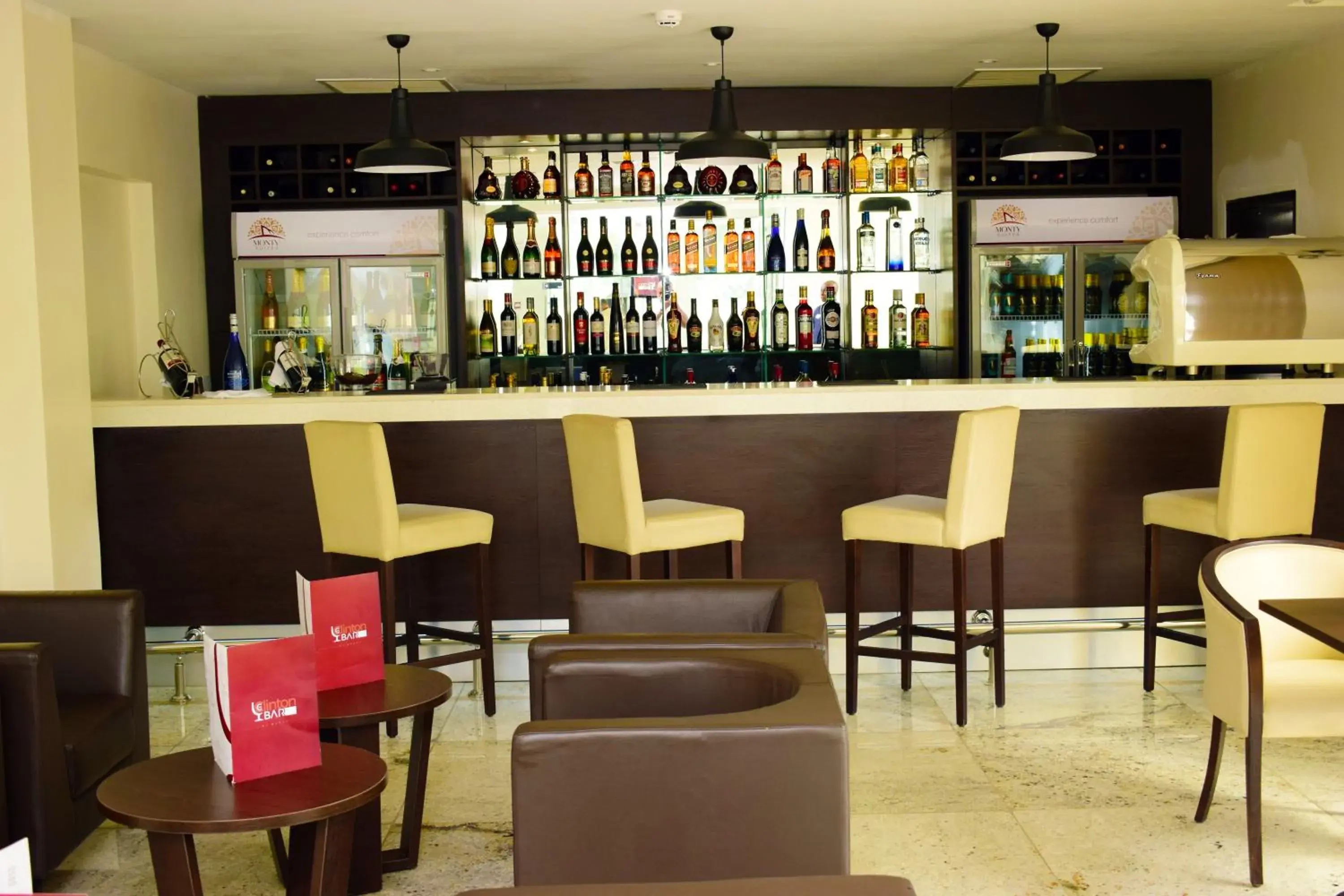 Lounge or bar in Monty Suites & Golf Lounge or bar in Monty Suites & Golf