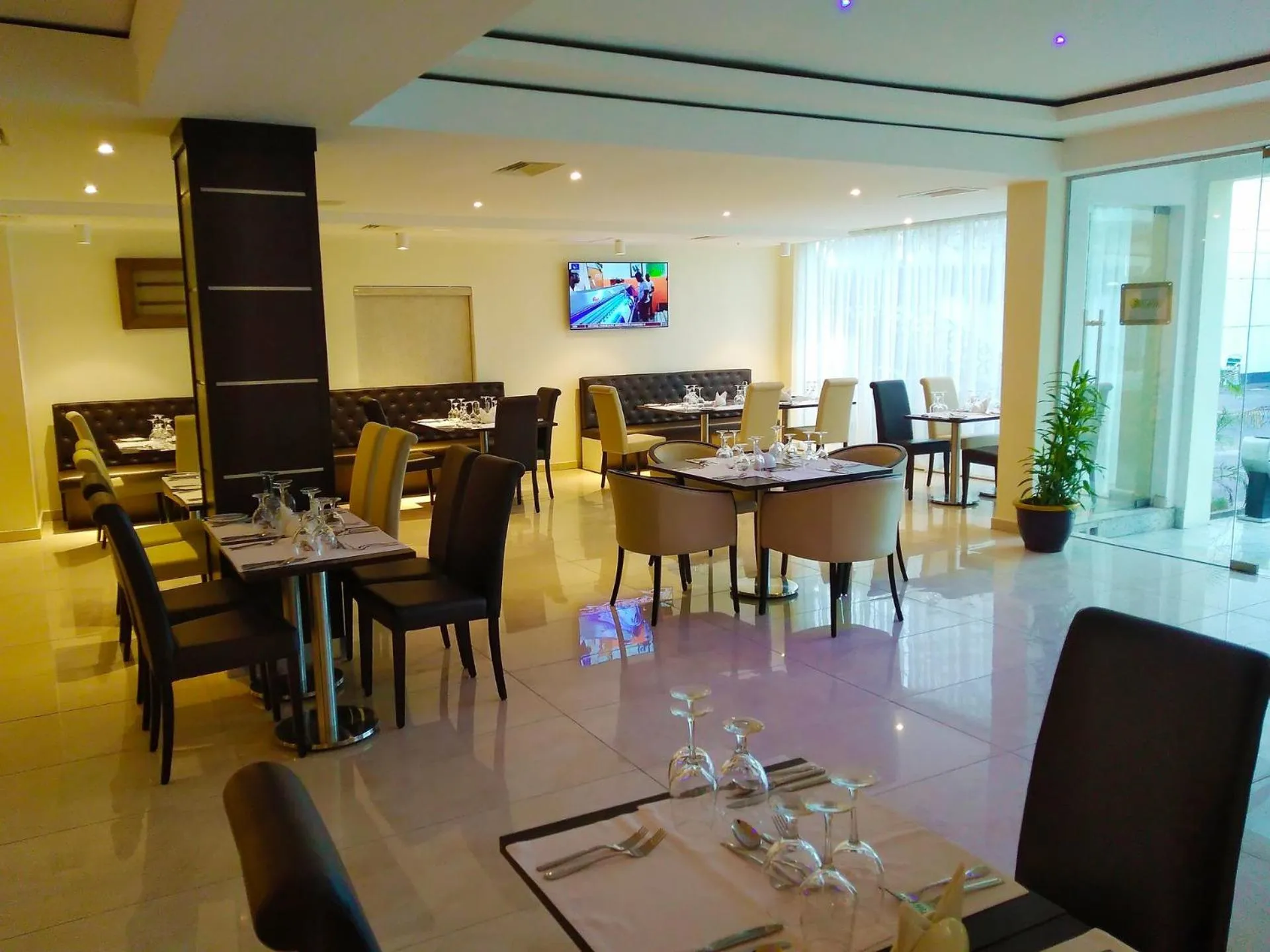 Restaurant/places to eat in Monty Suites & Golf