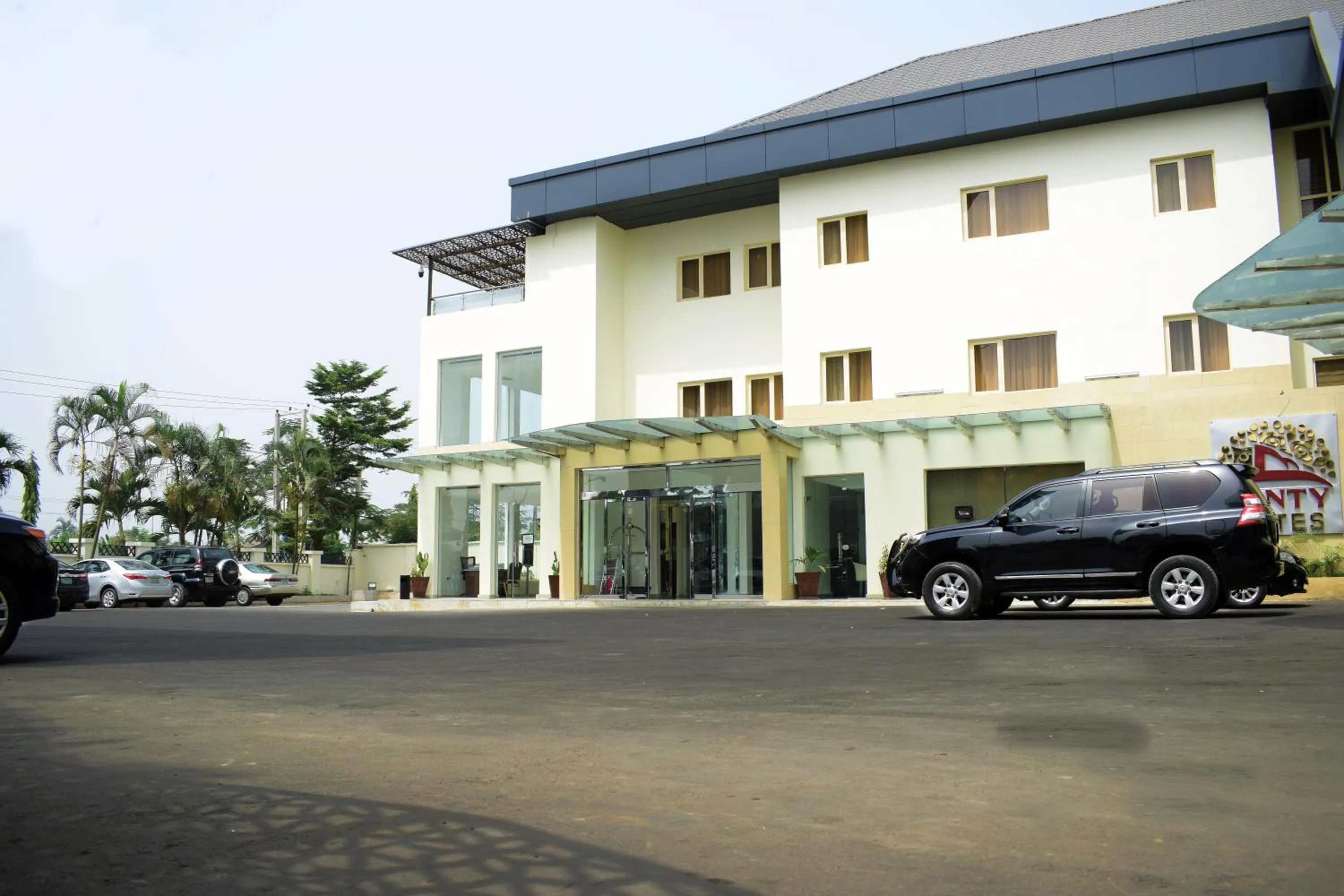 Facade/entrance in Monty Suites & Golf