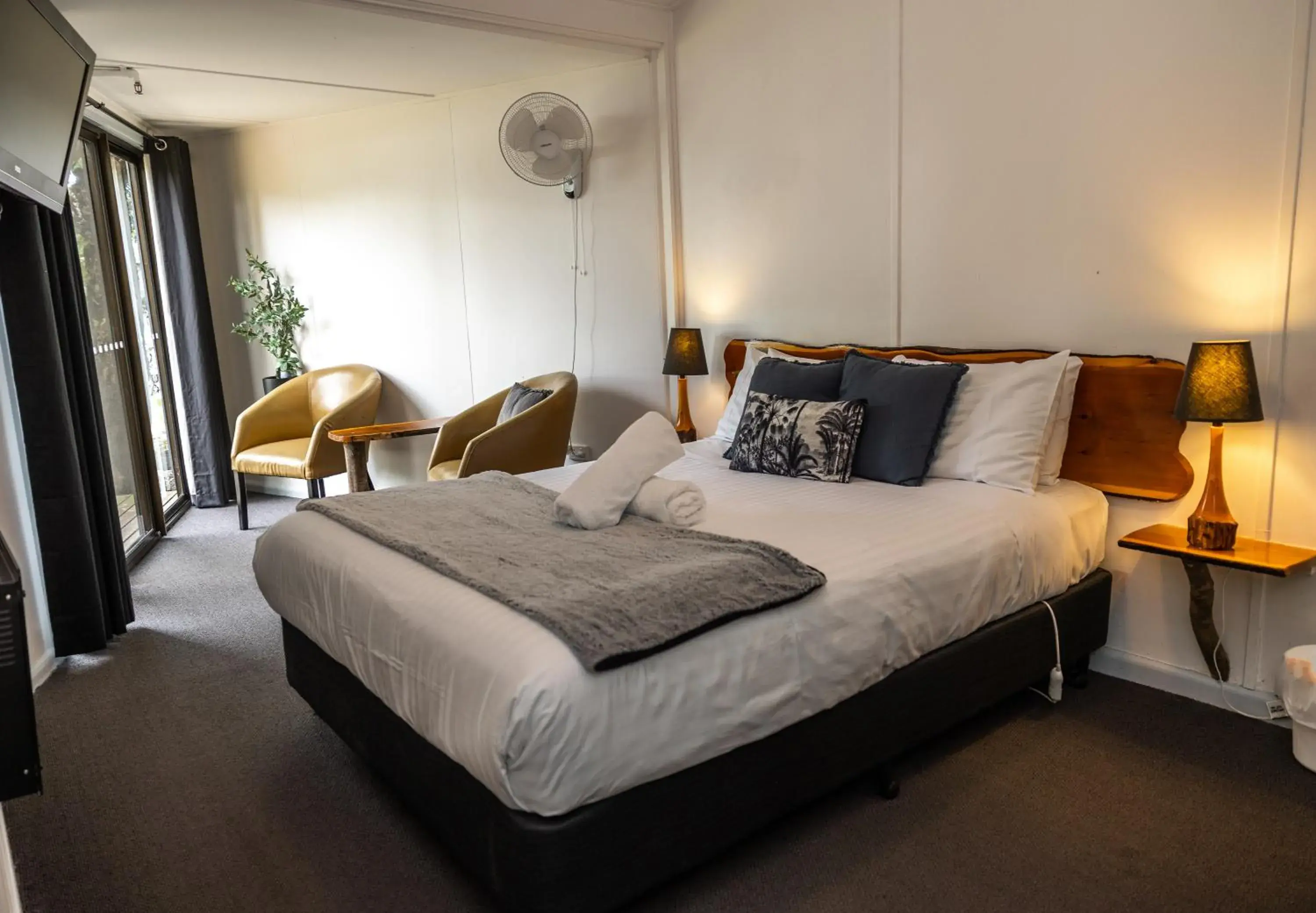 Lakeview Queen in Tullah Lakeside Lodge Lakeview Queen in Tullah Lakeside Lodge