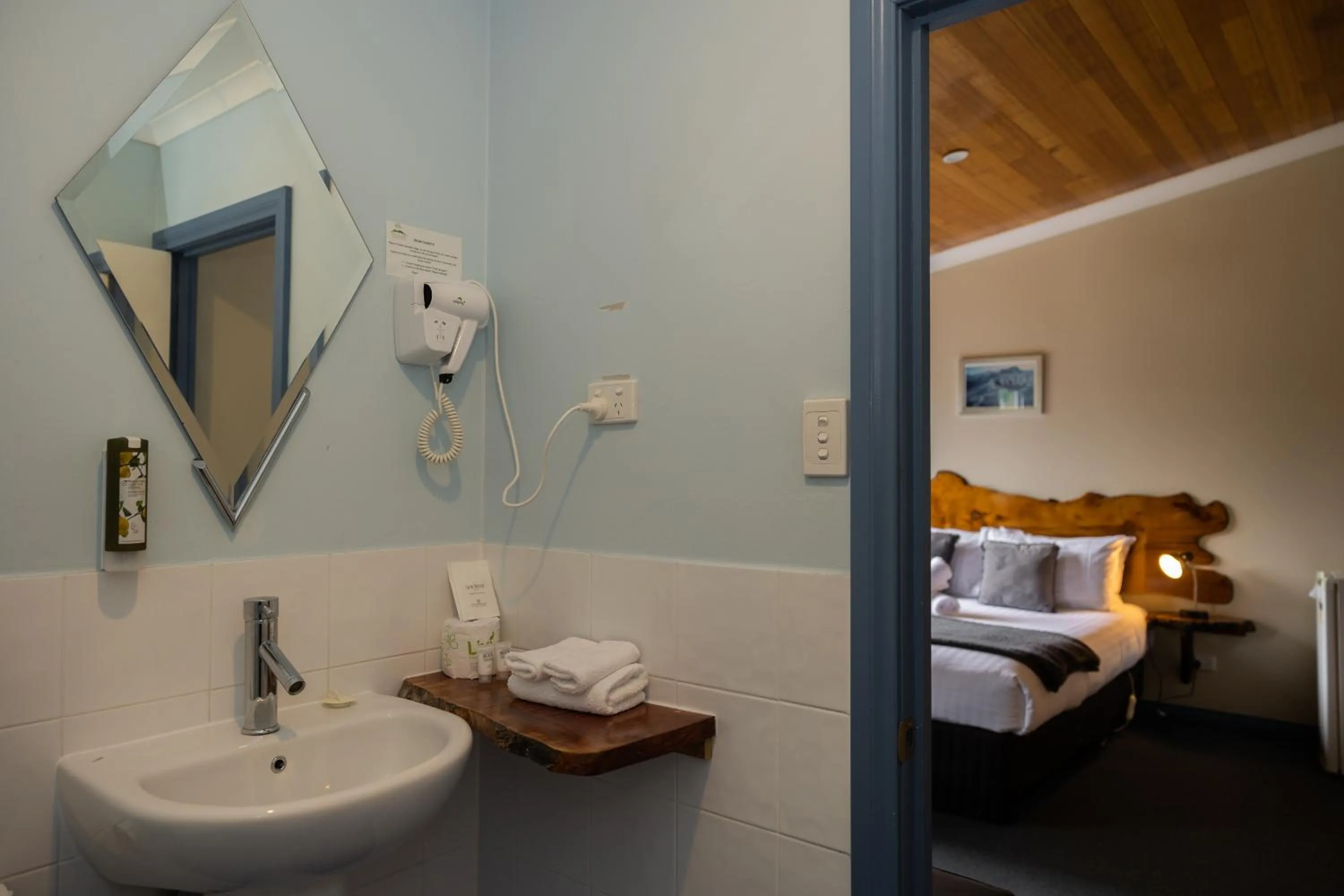 Bathroom, Bed in Tullah Lakeside Lodge