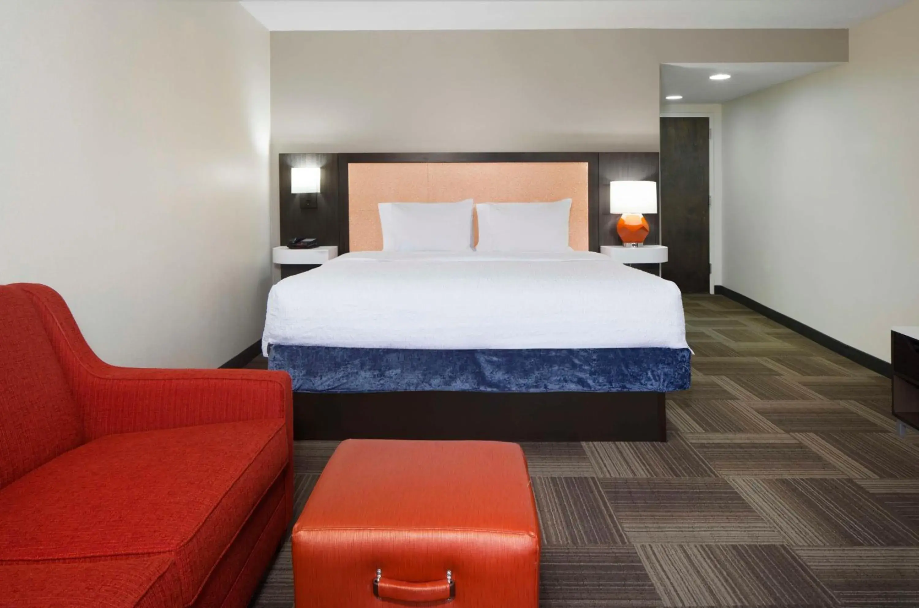 Living room, Bed in Hampton Inn Charleston-Southridge Living room, Bed in Hampton Inn Charleston-Southridge