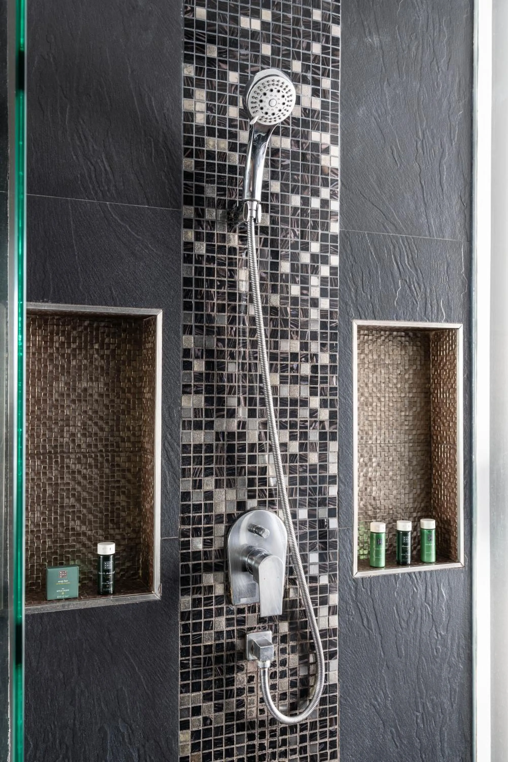 Shower in The Continent Hotel Sukhumvit - Asok BTS Bangkok