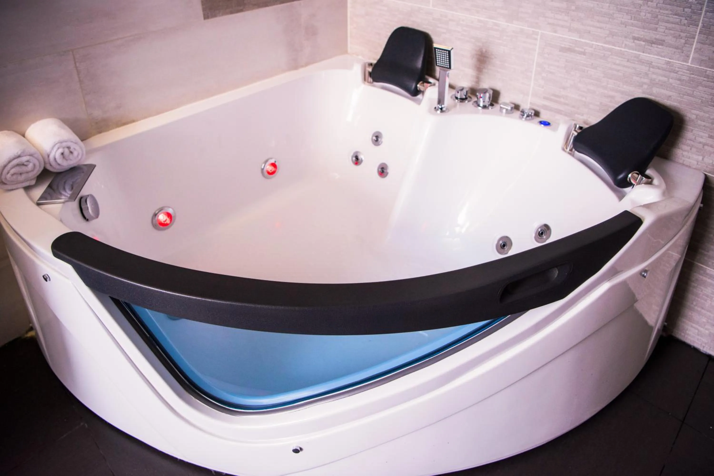 Hot Tub in Hotel Diamond Lima