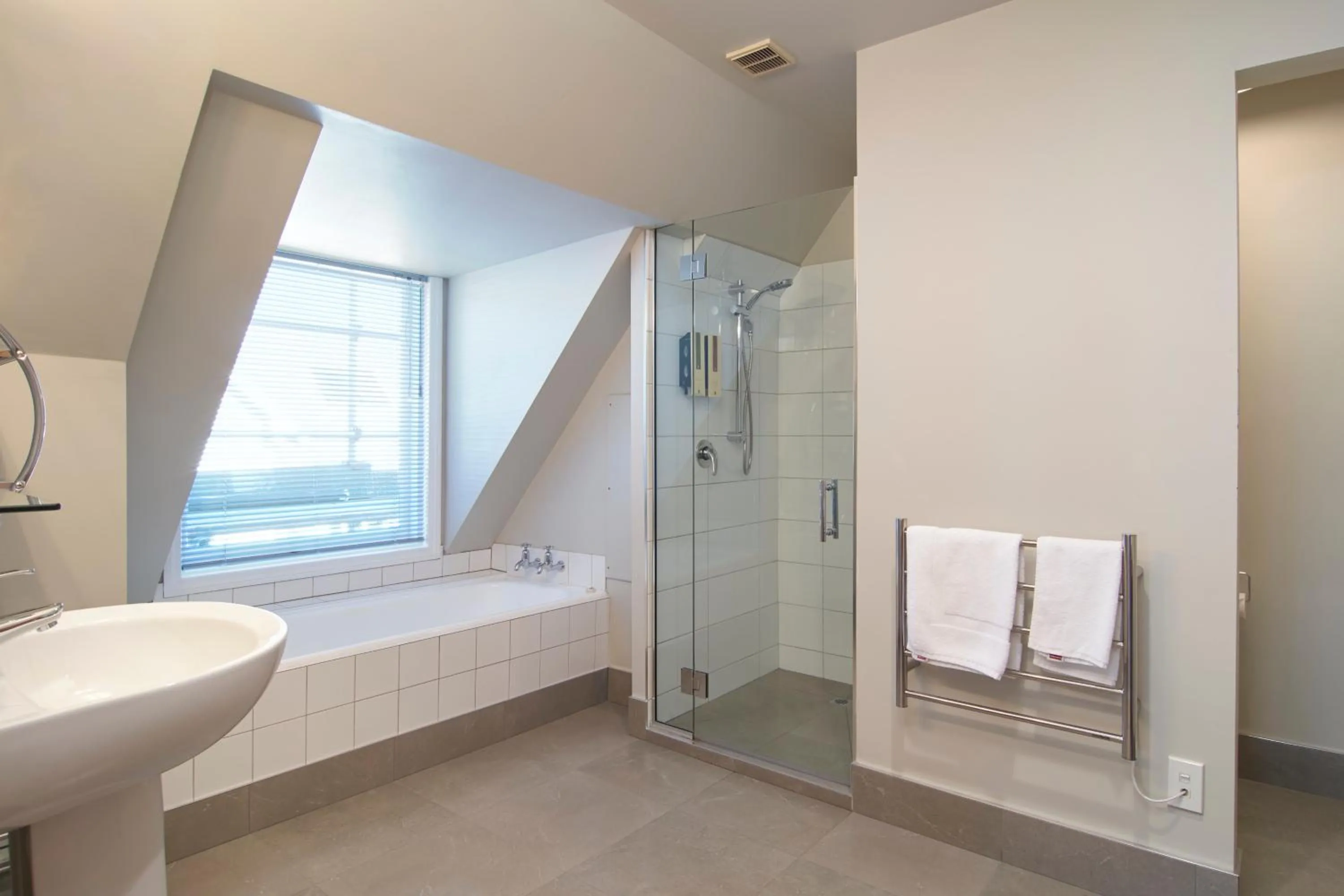 Shower, Bathroom in Orari Boutique Hotel