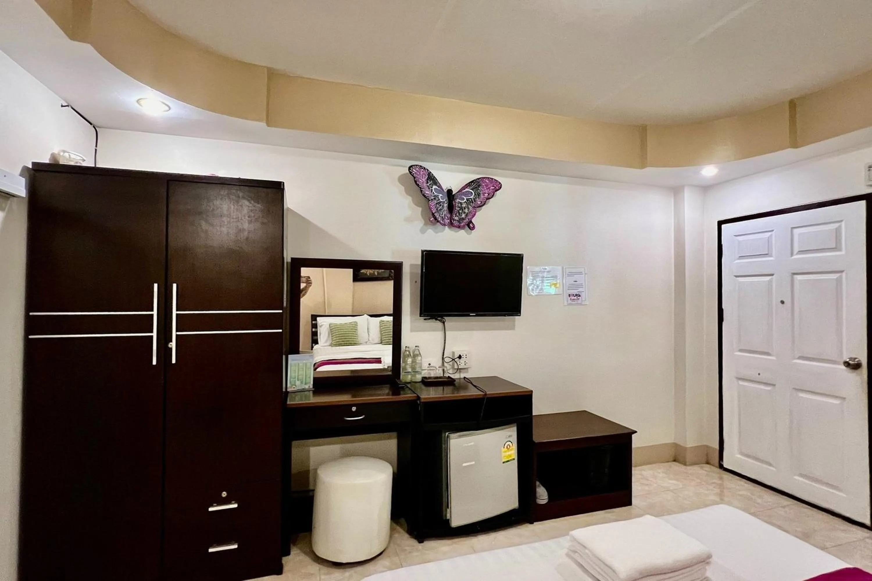 Photo of the whole room, Bed in Nan Thara Place