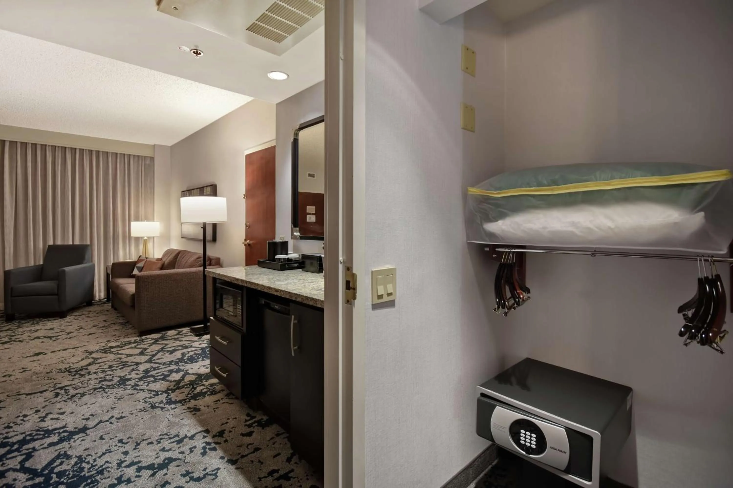 Living room, Bed in Embassy Suites Charleston