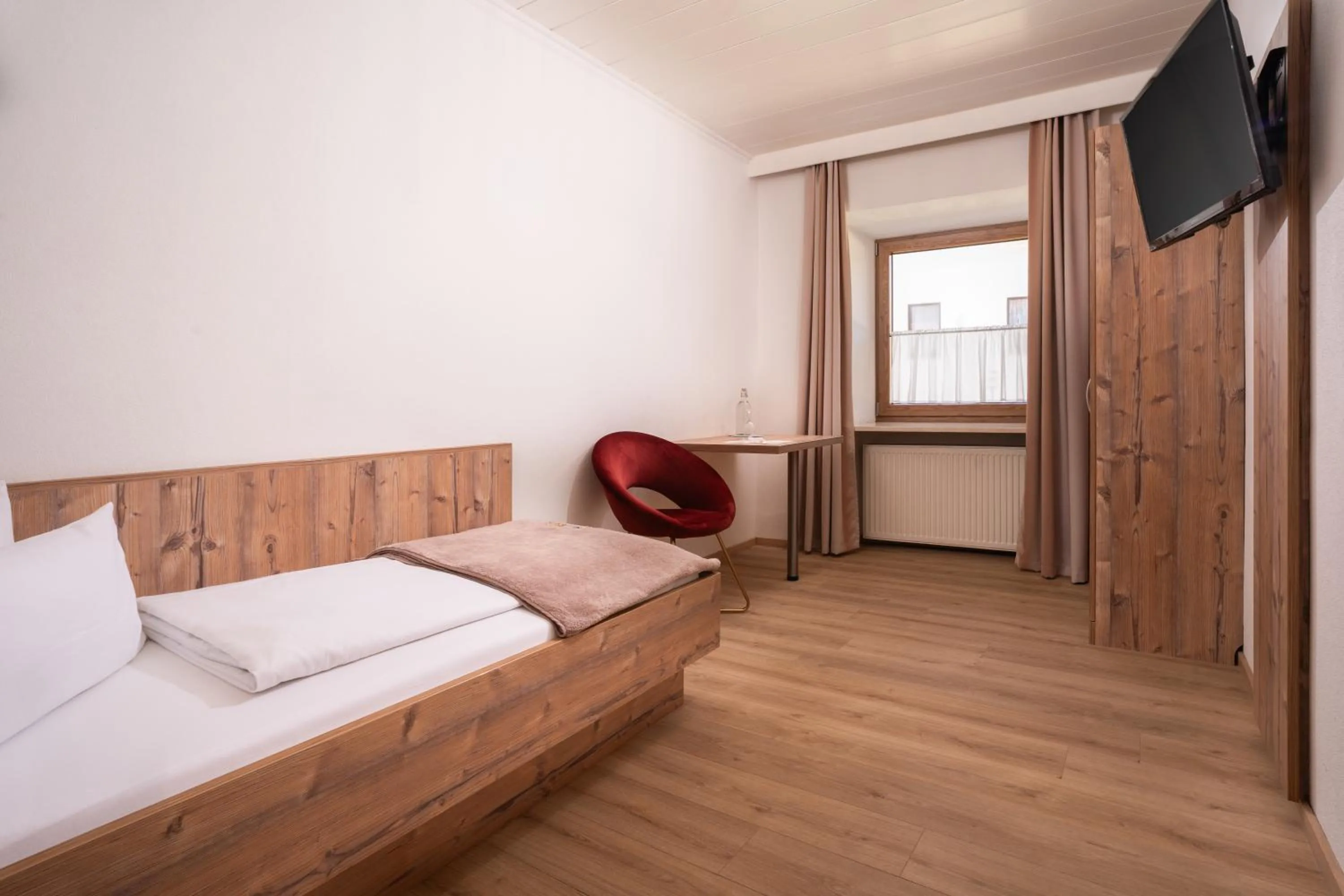 Photo of the whole room, Bed in Bayerische Gastwirtschaft Dimpfl-Stadl