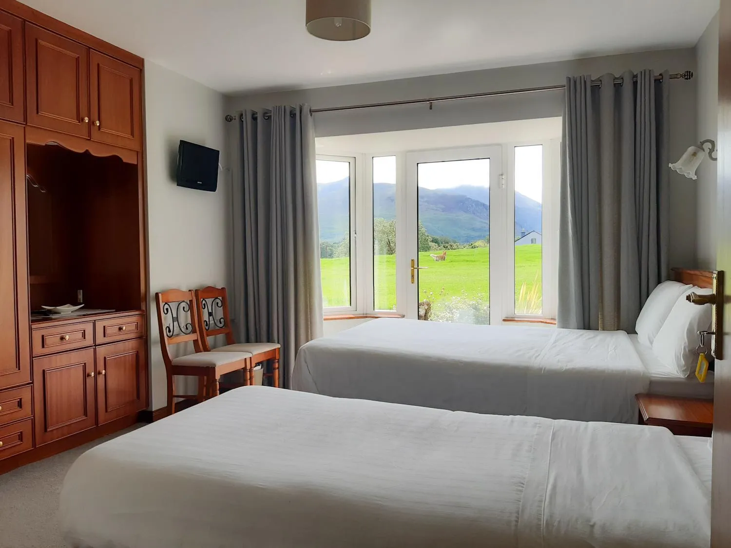 Photo of the whole room, Bed in Inveraray Farm