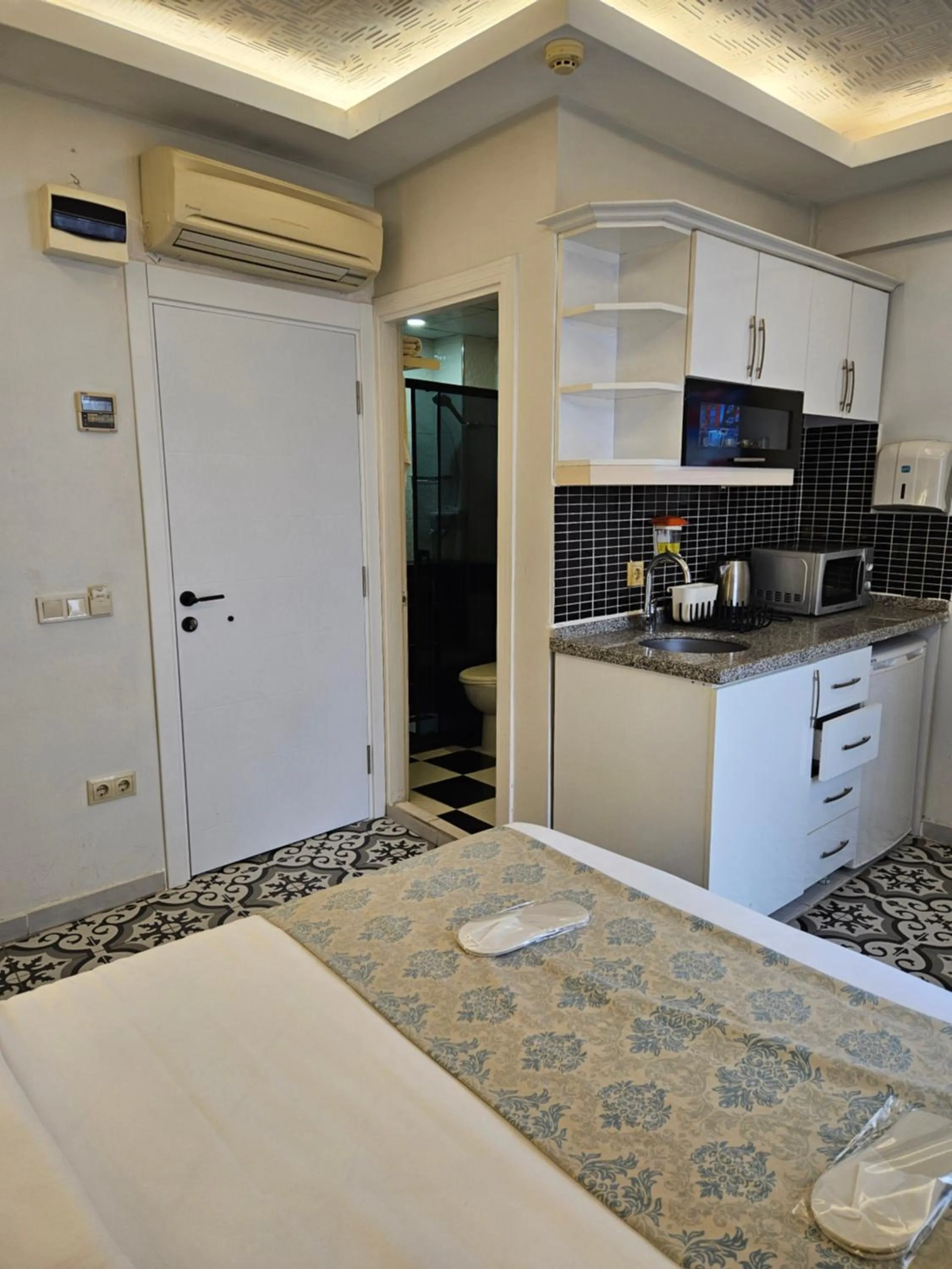 Bedroom, Bed in Lemon Residence