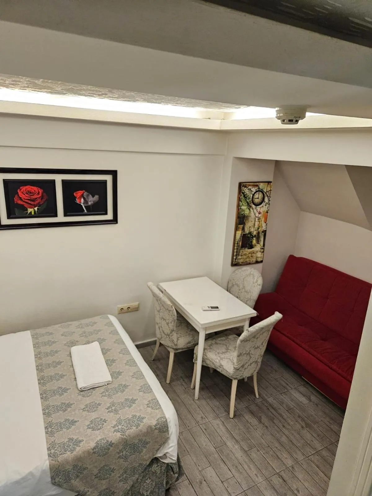 Living room, Bed in Lemon Residence