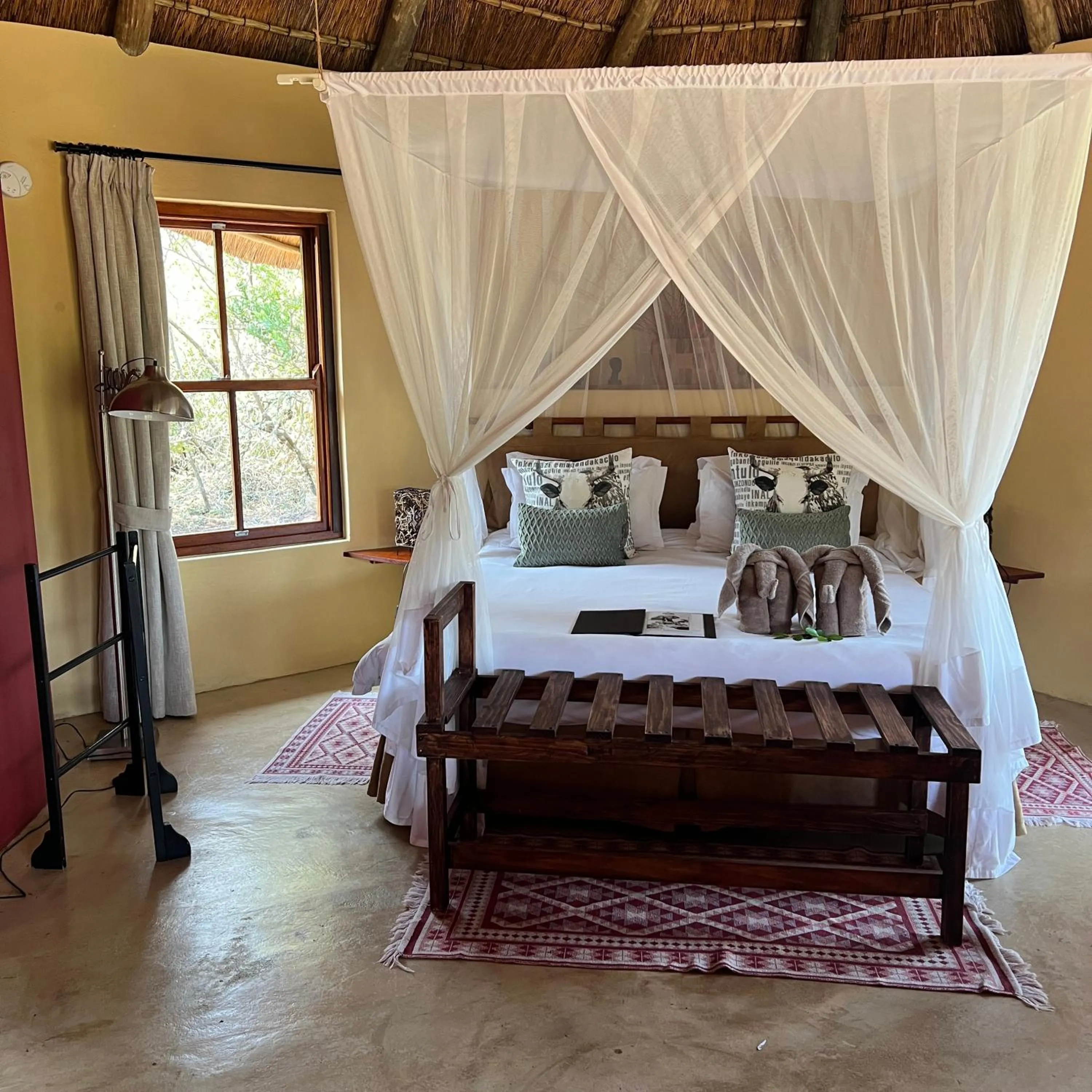 Bed in Sibuya Game Reserve and Lodge