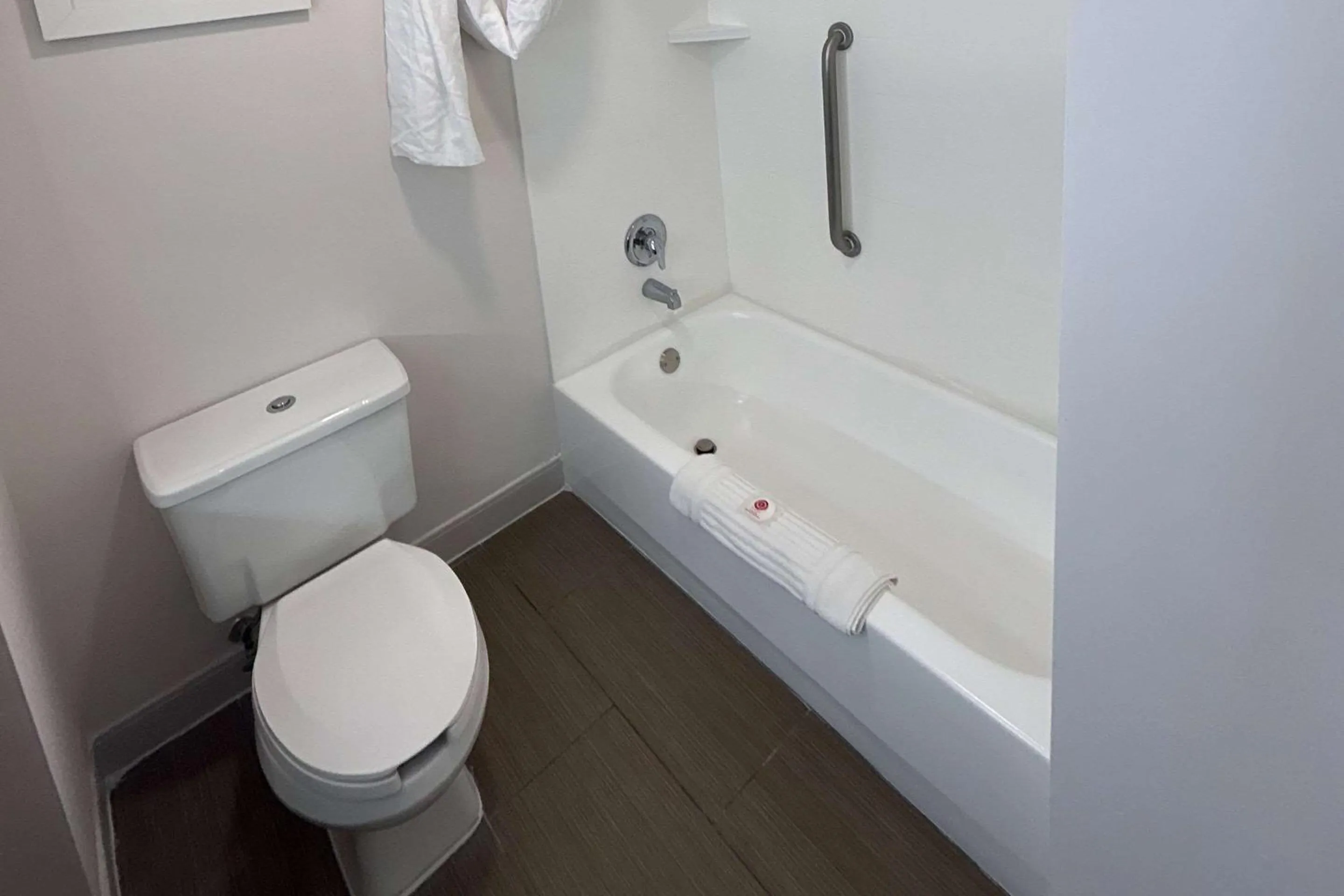 Bedroom in Comfort Inn Darien - North Brunswick