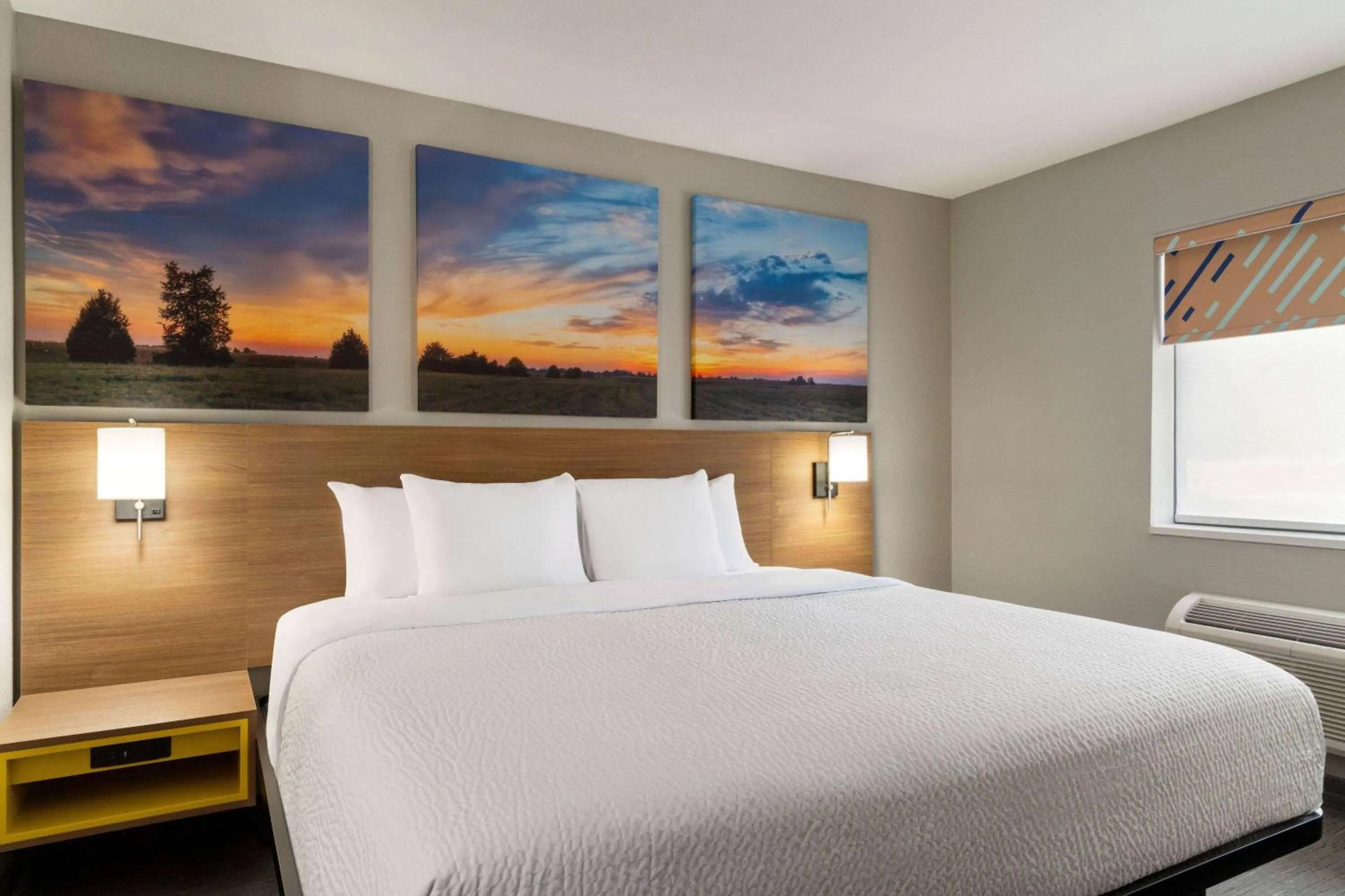 Photo of the whole room, Bed in Days Inn by Wyndham Washington Court House