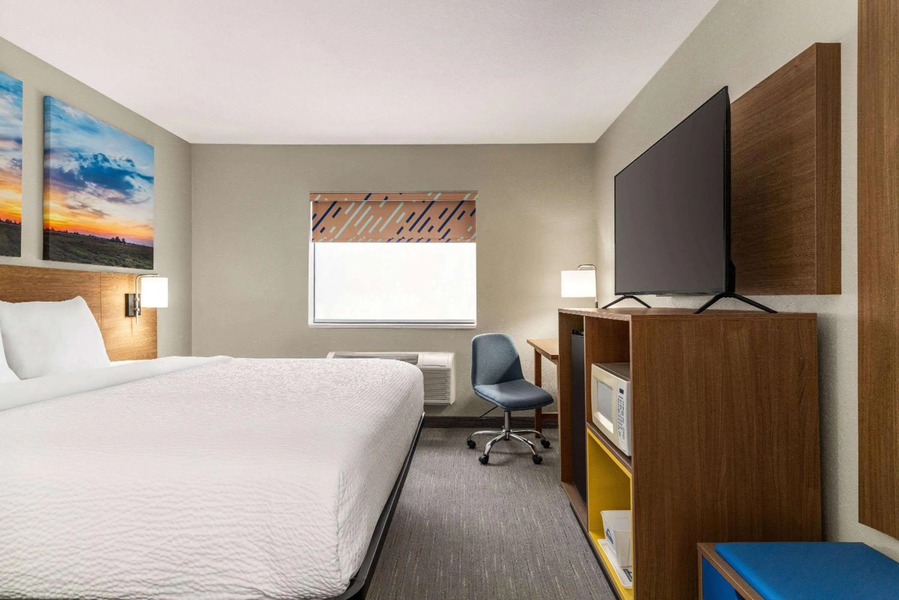 Photo of the whole room, Bed in Days Inn by Wyndham Washington Court House