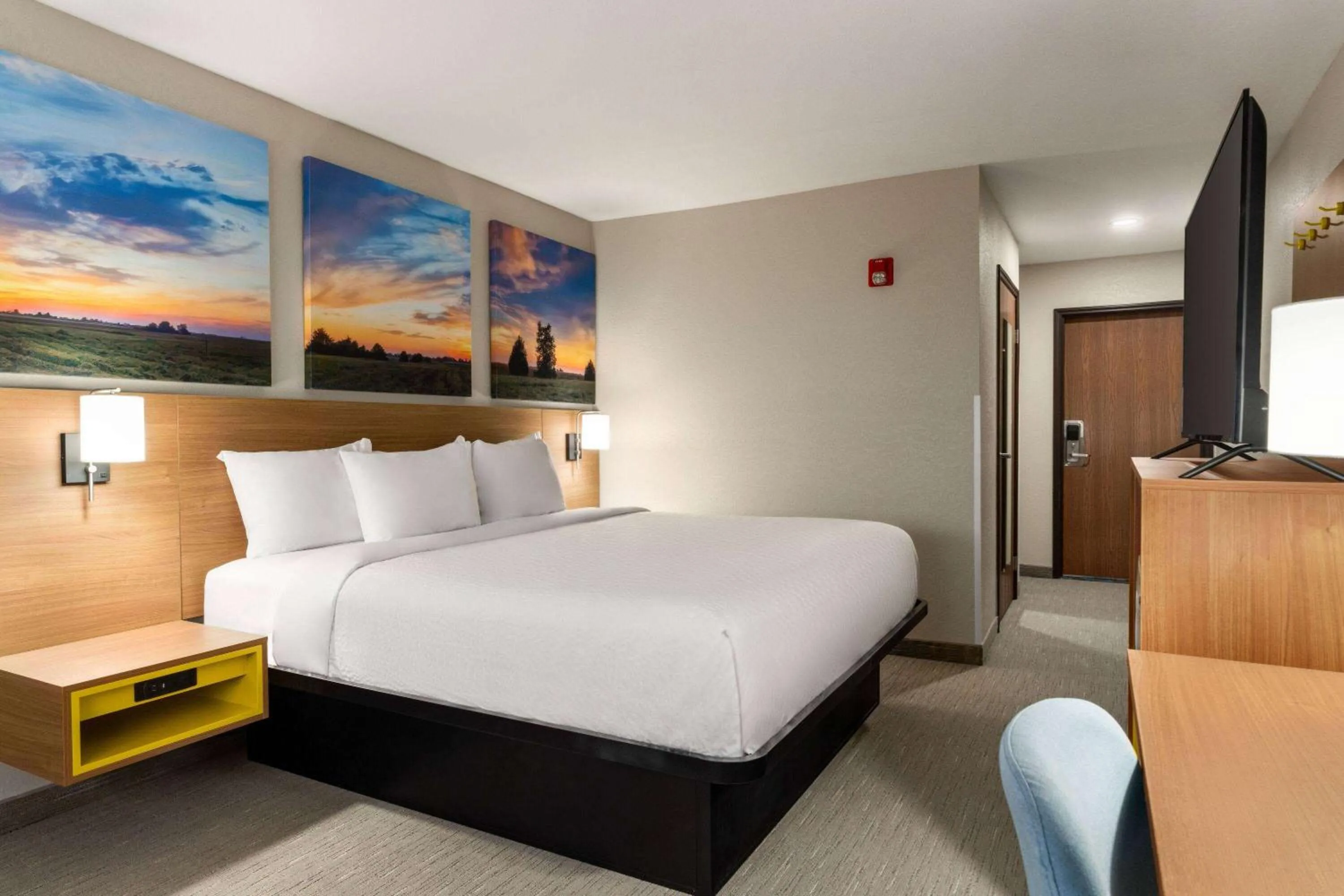 Photo of the whole room, Bed in Days Inn by Wyndham Washington Court House