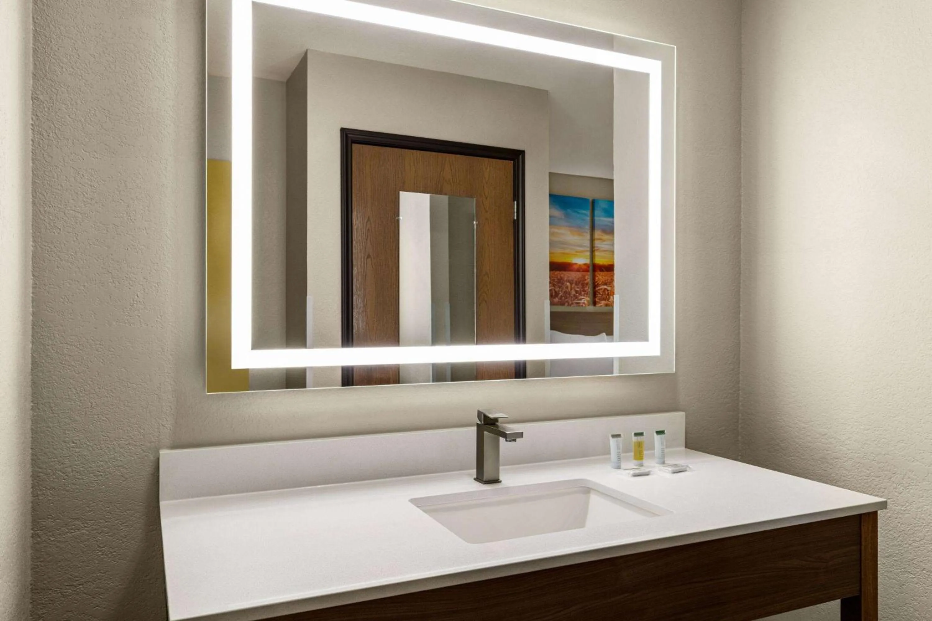 TV and multimedia in Days Inn by Wyndham Washington Court House