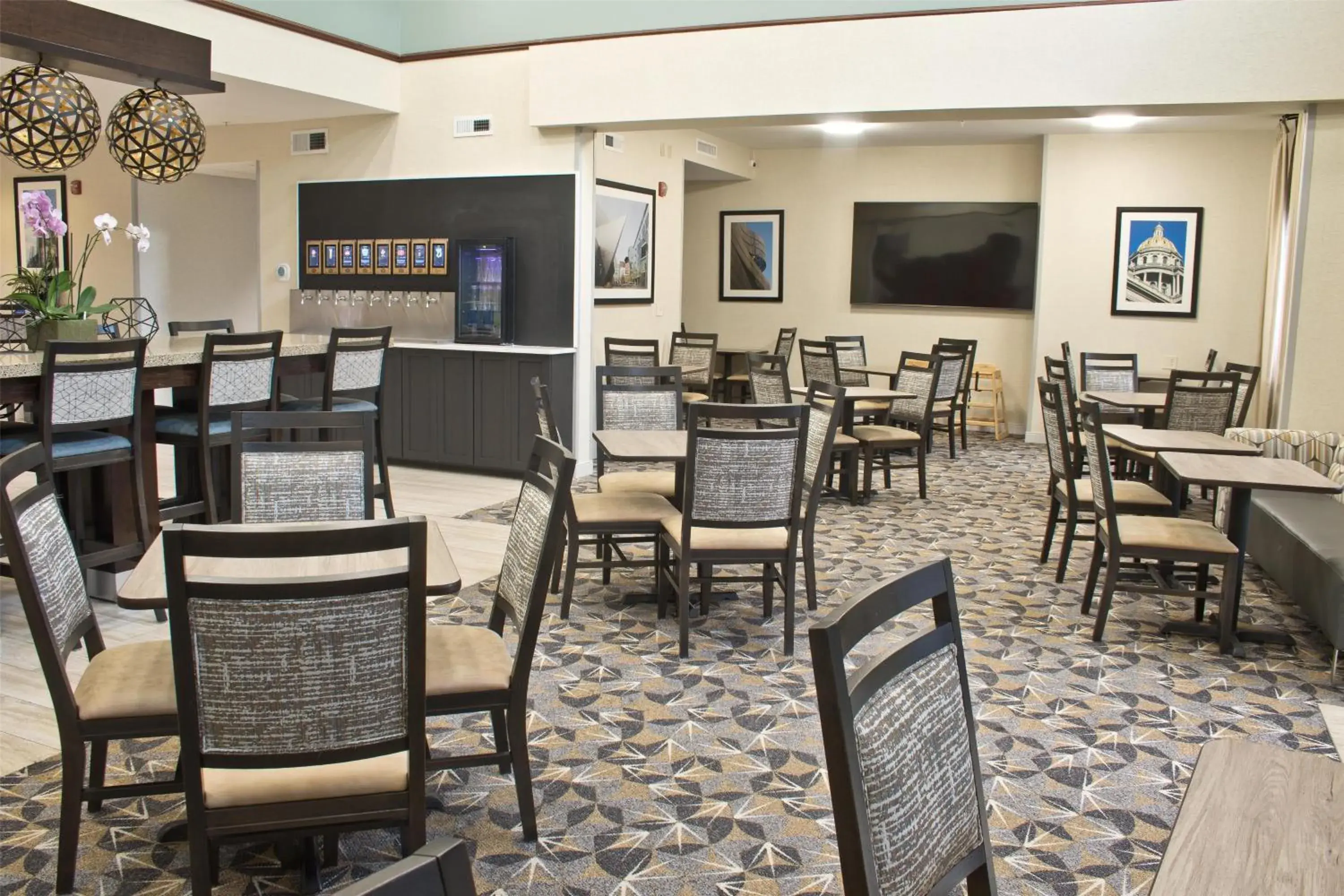 Breakfast in Hampton Inn & Suites Denver-Speer Boulevard Breakfast in Hampton Inn & Suites Denver-Speer Boulevard