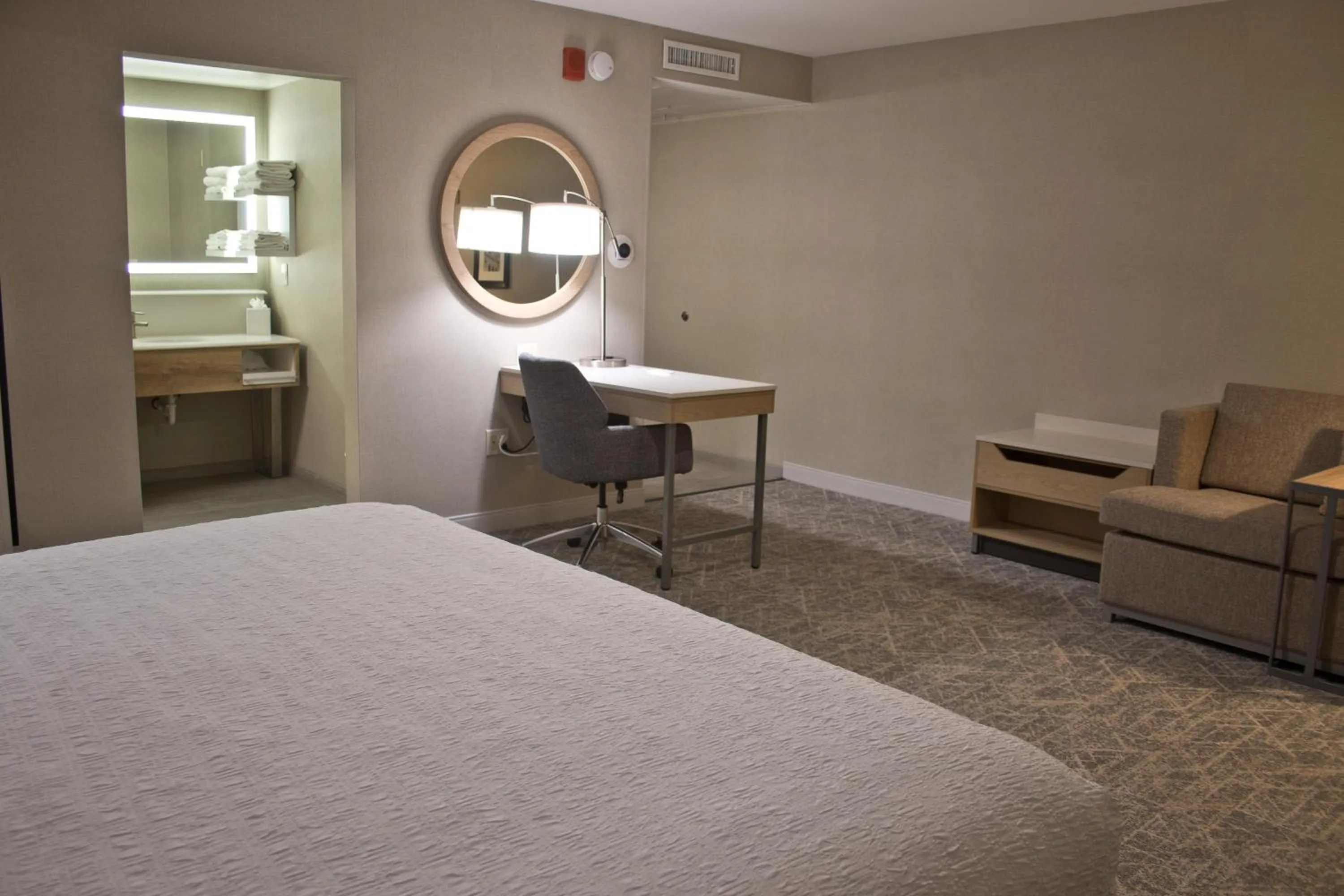 Bed in Hampton Inn & Suites Denver-Speer Boulevard