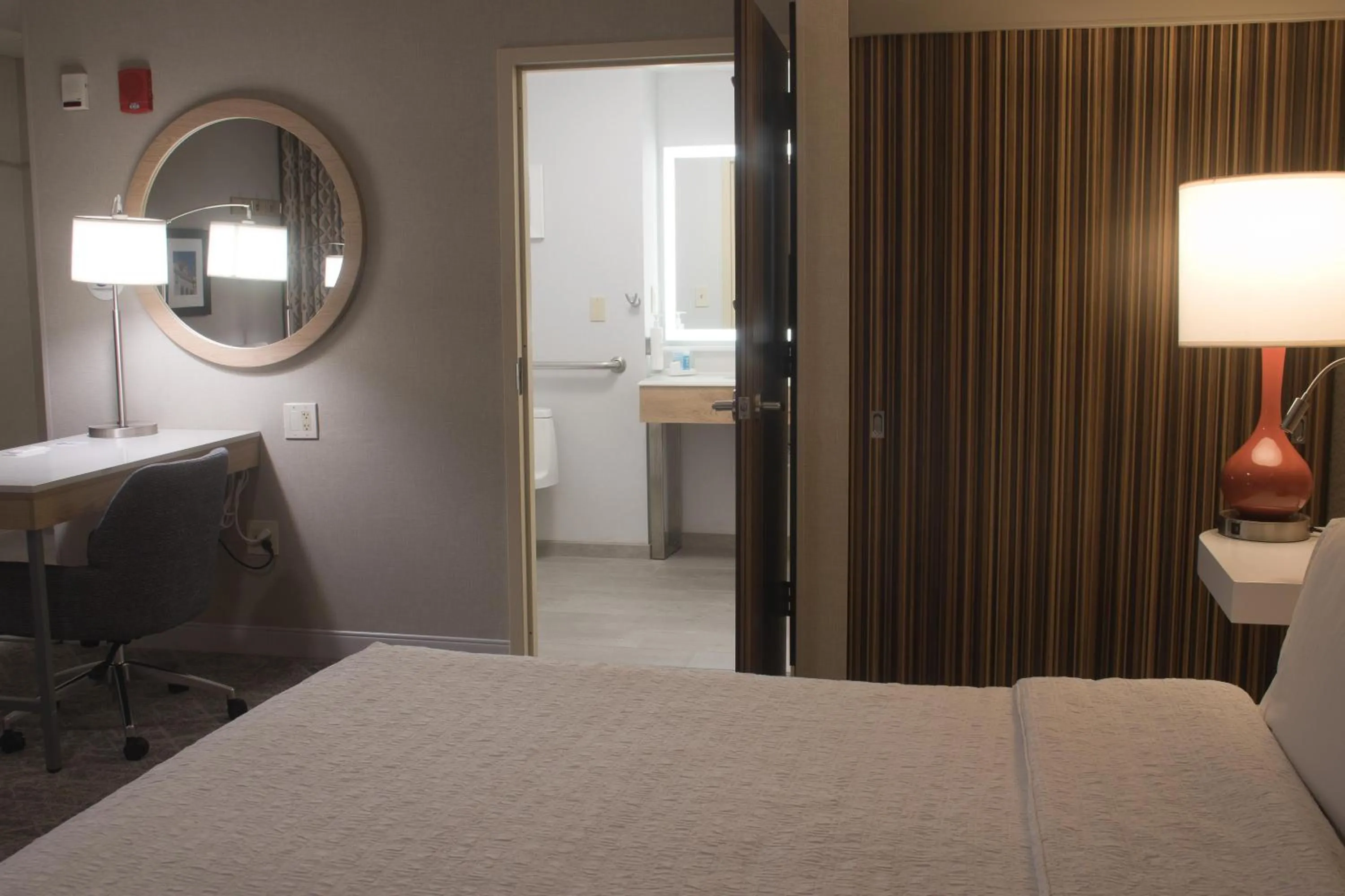 Bed in Hampton Inn & Suites Denver-Speer Boulevard