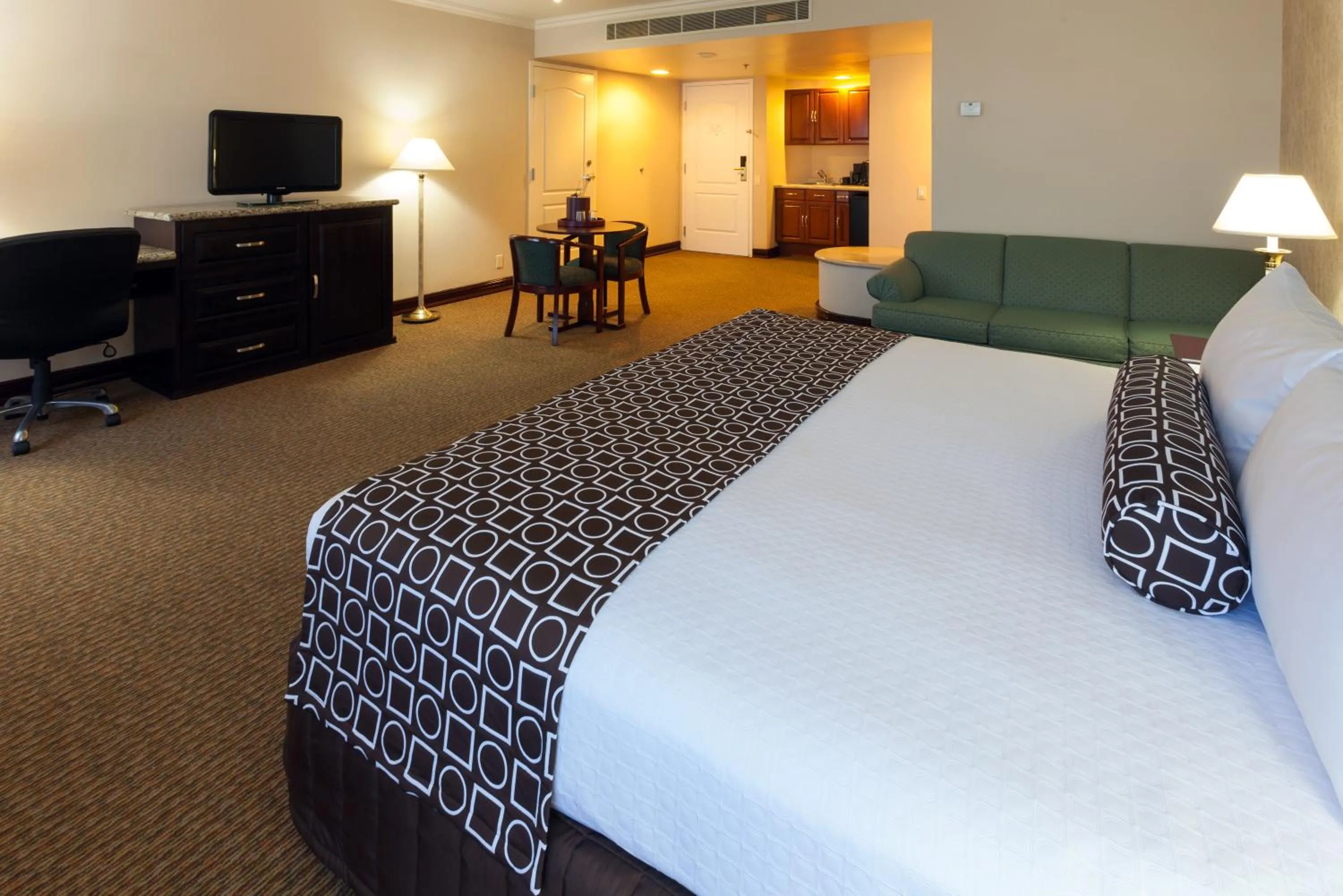 Bed in Best Western PLUS Nuevo Laredo Inn & Suites