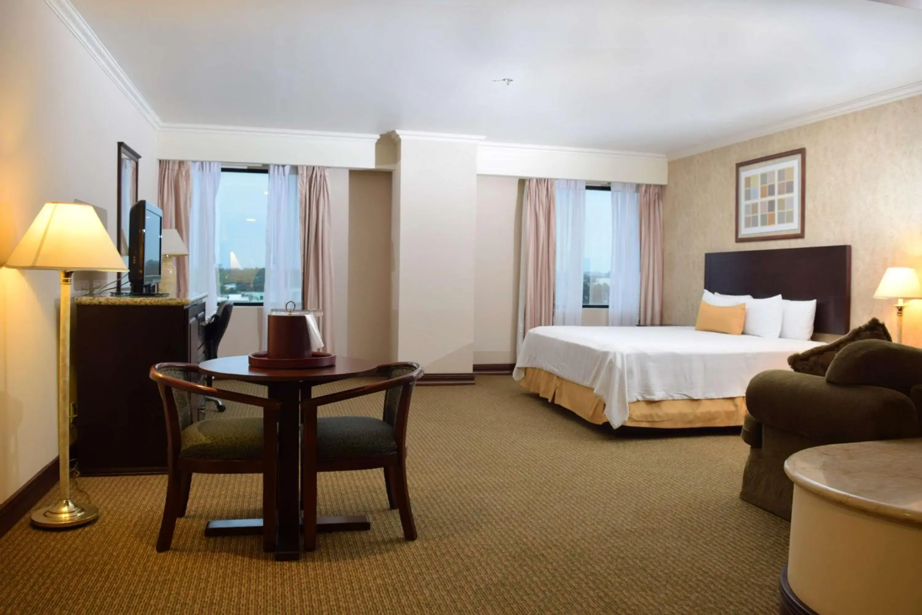 Photo of the whole room, Bed in Best Western PLUS Nuevo Laredo Inn & Suites Photo of the whole room, Bed in Best Western PLUS Nuevo Laredo Inn & Suites