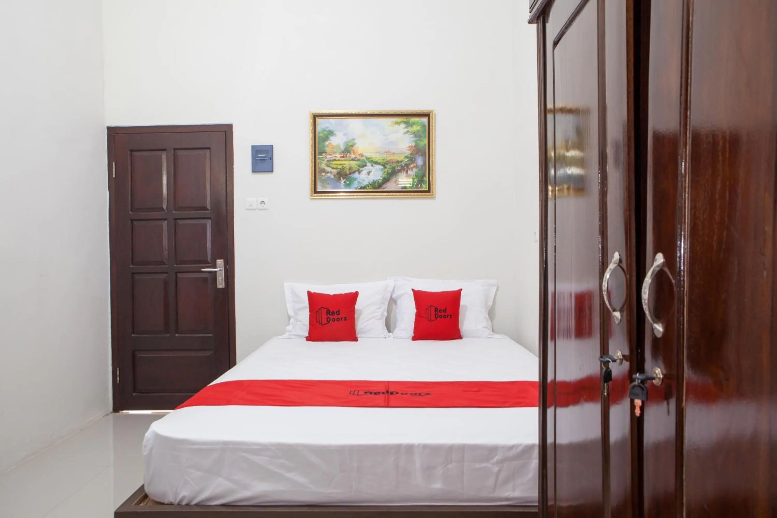 Bedroom, Bed in RedDoorz near Banyuwangi Baru Station