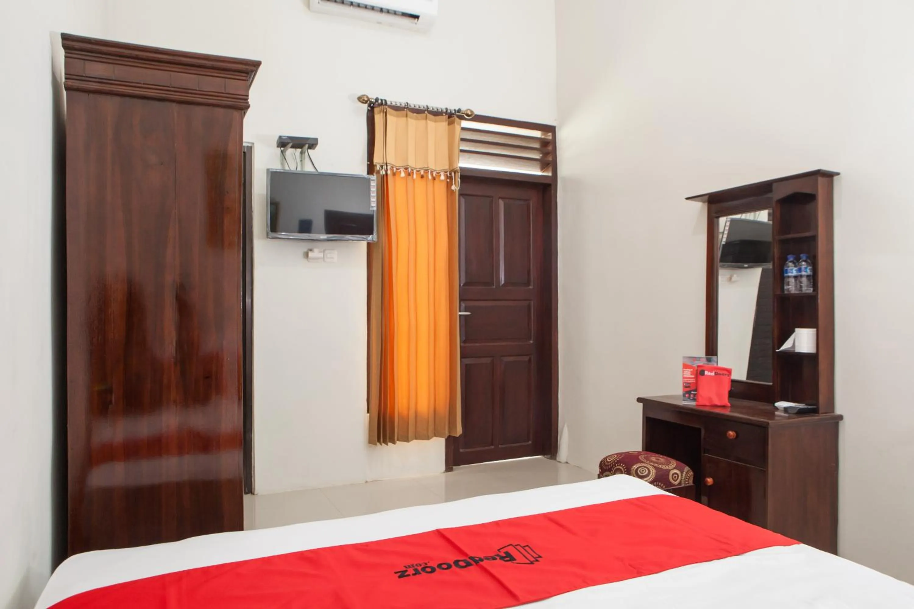 Bedroom, Bed in RedDoorz near Banyuwangi Baru Station