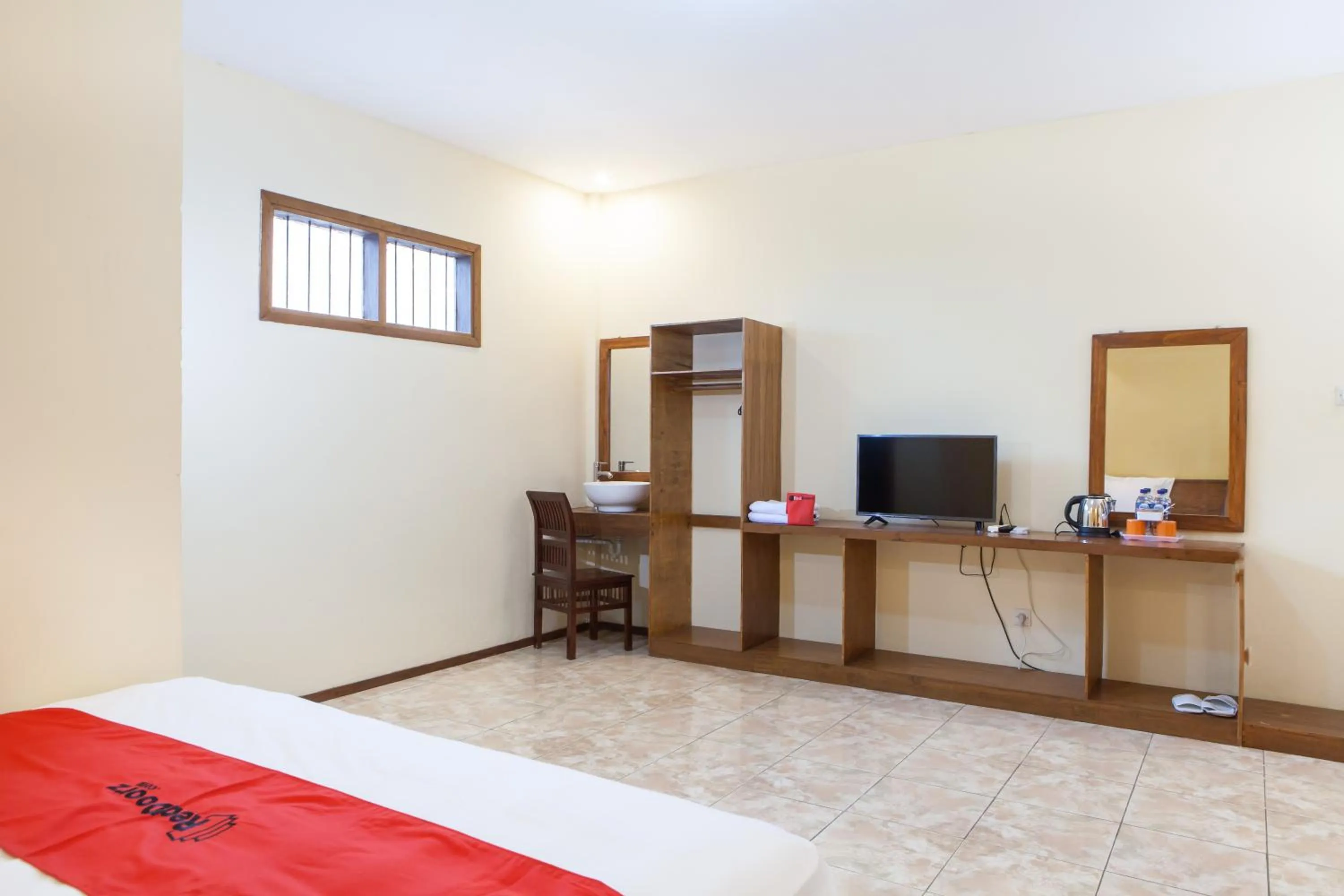 Bedroom, Bed in RedDoorz near Baluran National Park