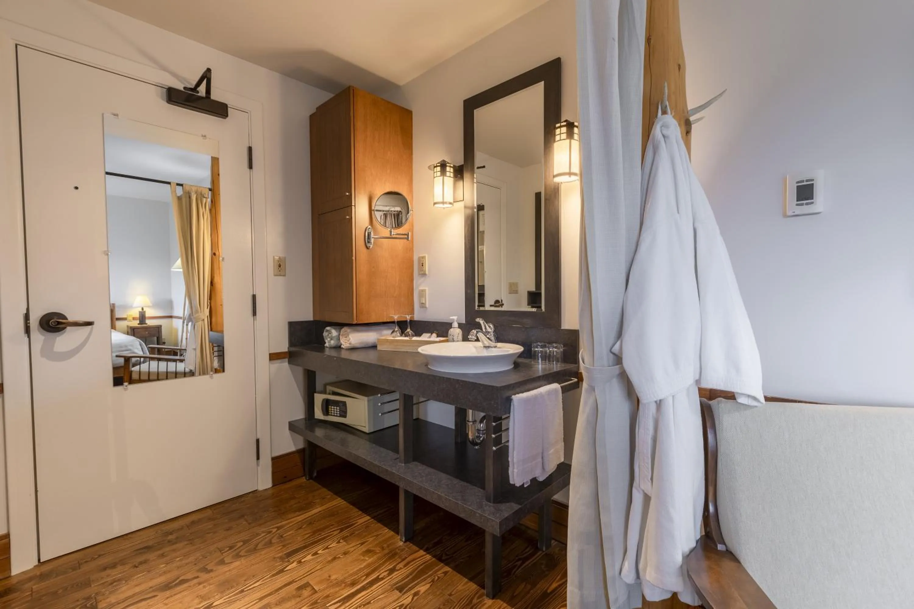 Bedroom in Auberge de Montagne des Chic-Chocs Mountain Lodge - Sepaq