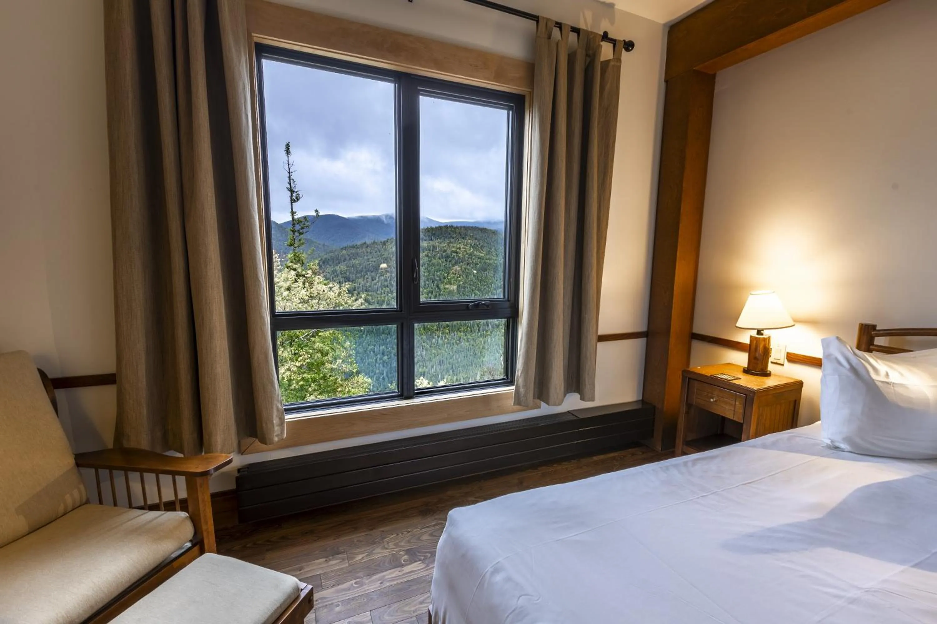 View (from property/room), Bed in Auberge de Montagne des Chic-Chocs Mountain Lodge - Sepaq