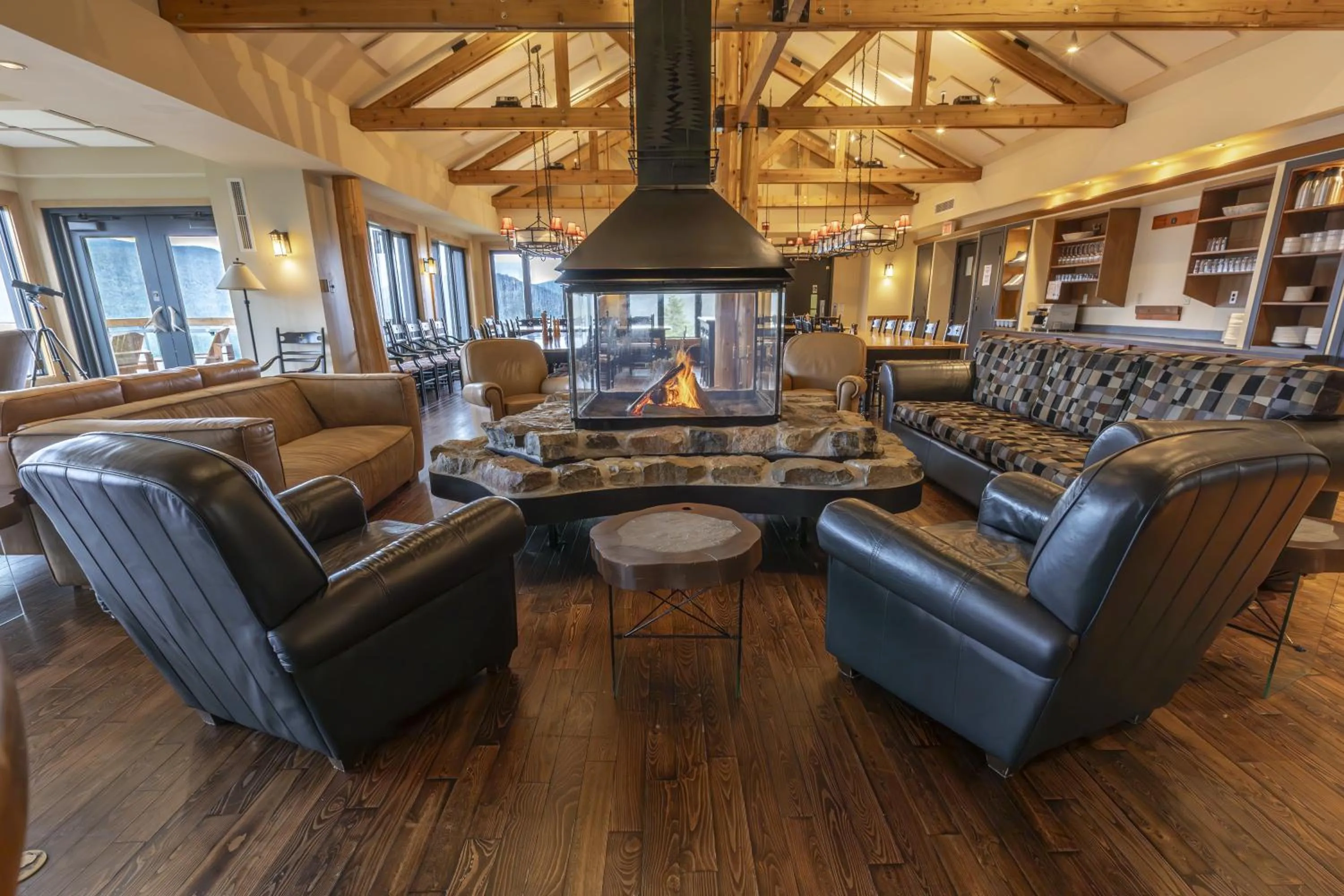 Lounge or bar in Auberge de Montagne des Chic-Chocs Mountain Lodge - Sepaq