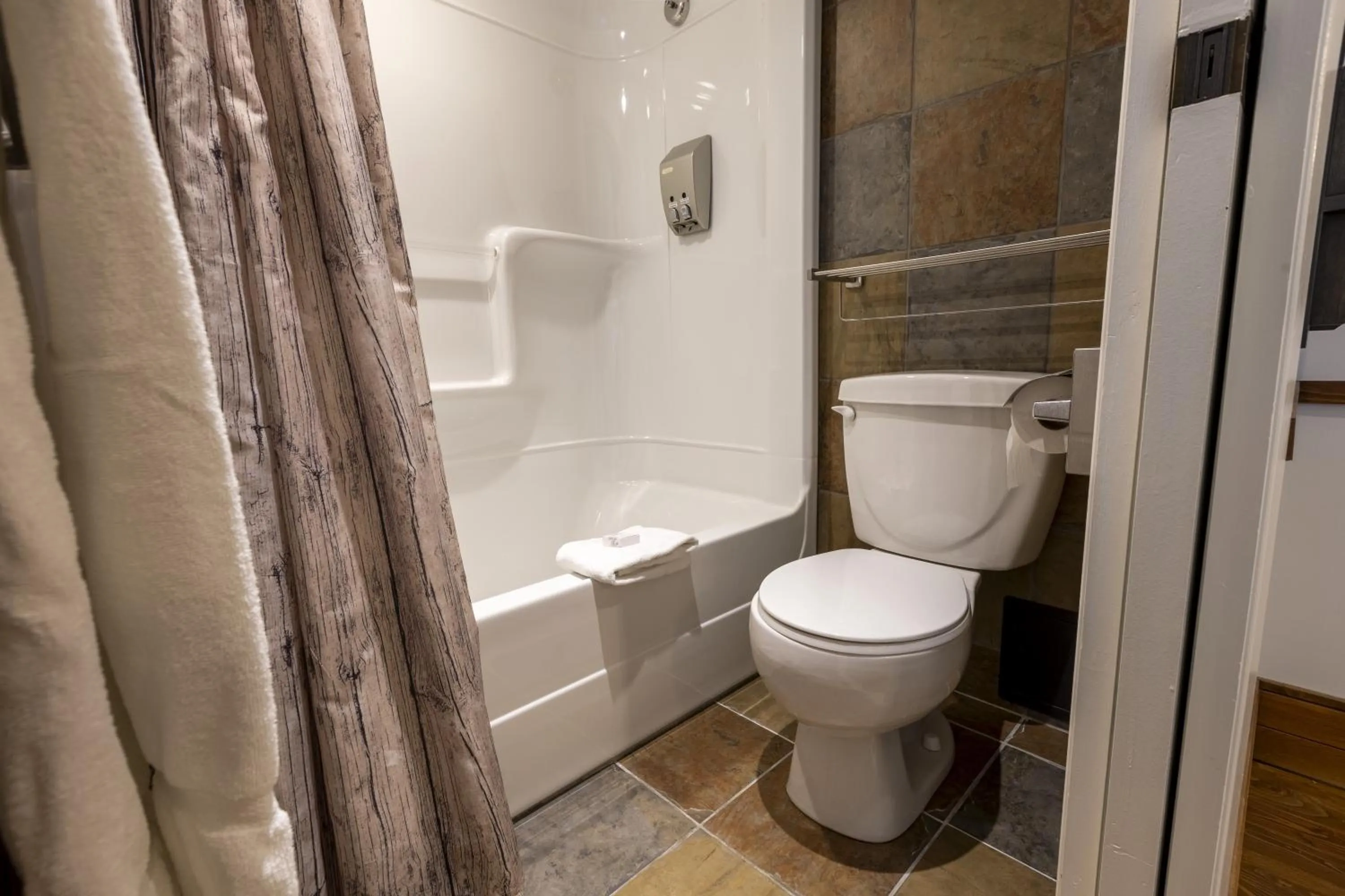 Bathroom in Auberge de Montagne des Chic-Chocs Mountain Lodge - Sepaq