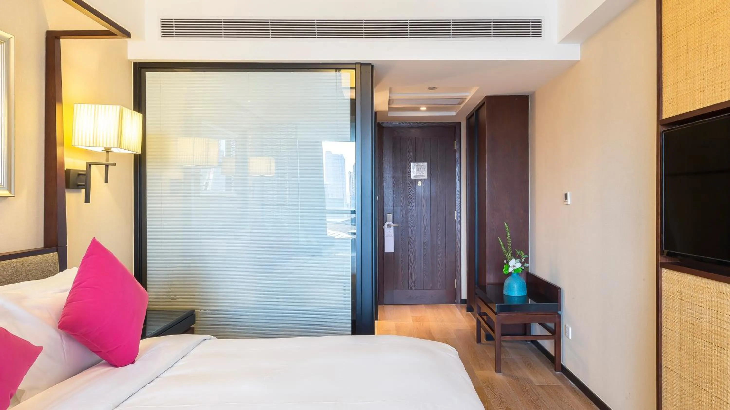 Communal lounge/ TV room, Bed in SSAW Boutique Hotel Ningbo CBD - Family Friendly & Business Travel