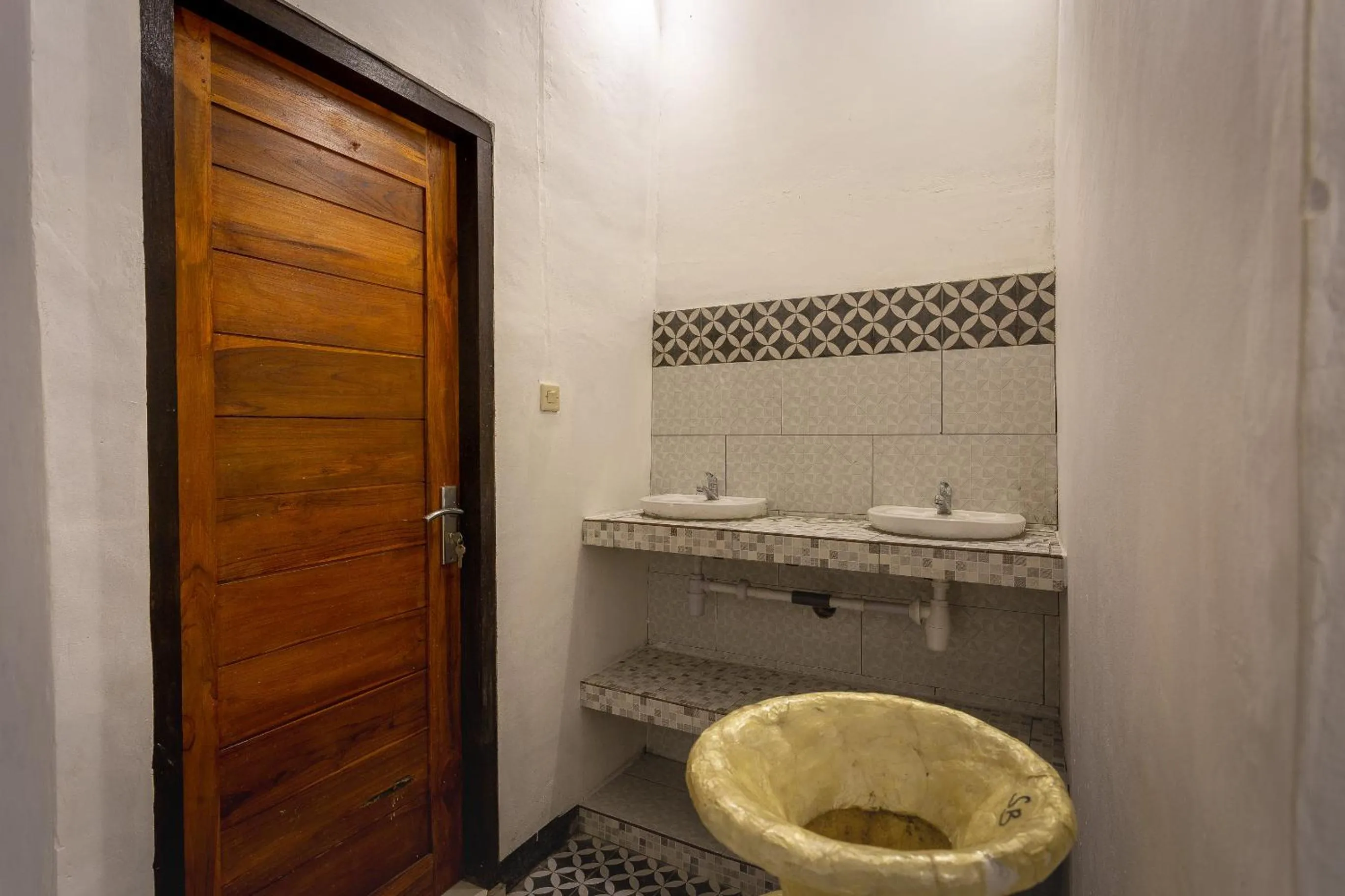 Bathroom in Penida Krusty Hill by ecommerceloka