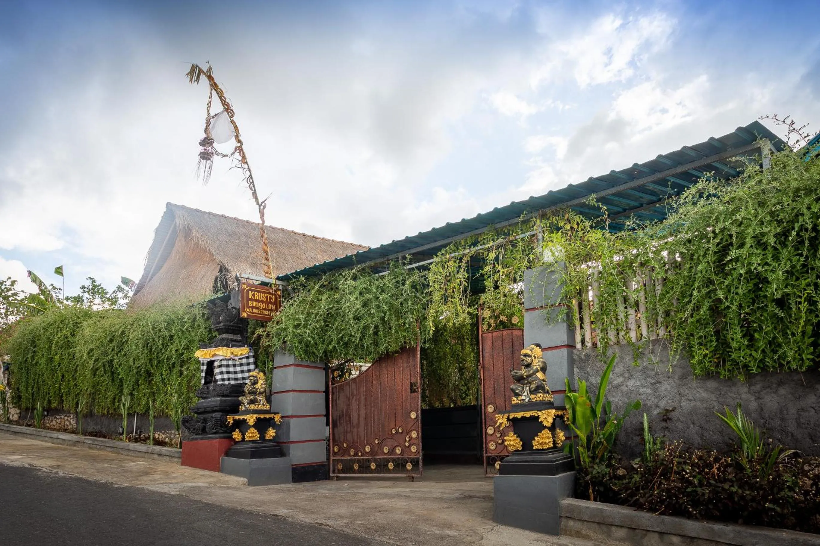 Facade/entrance in Penida Krusty Hill by ecommerceloka