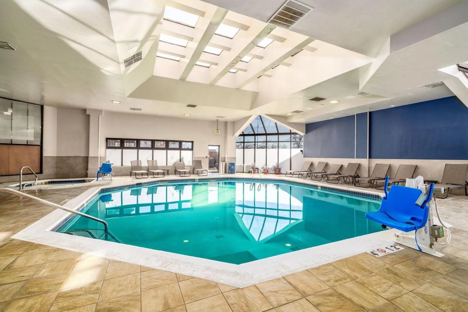 Swimming pool in DoubleTree by Hilton Denver/Westminister