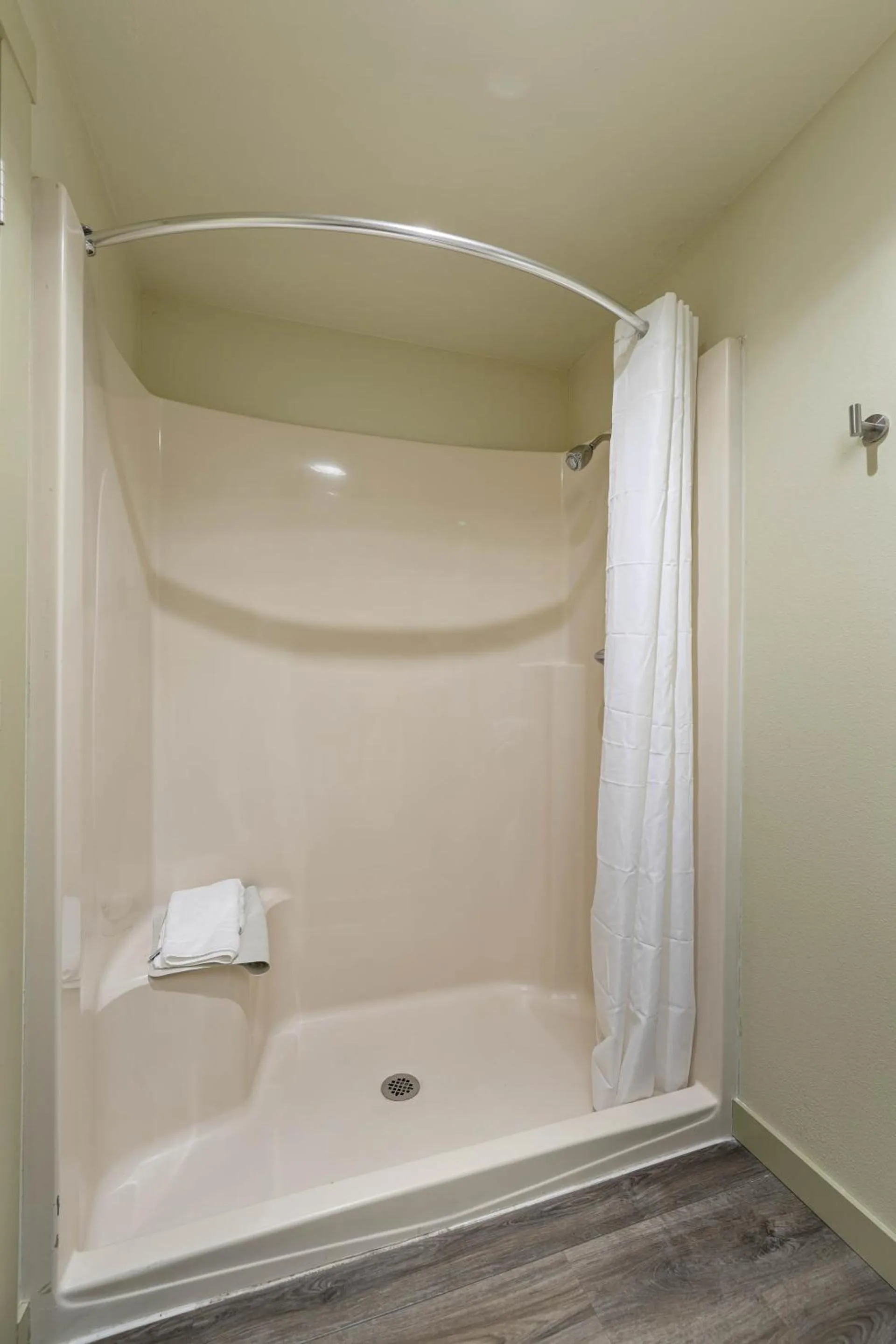 Shower in Cocusa Motel