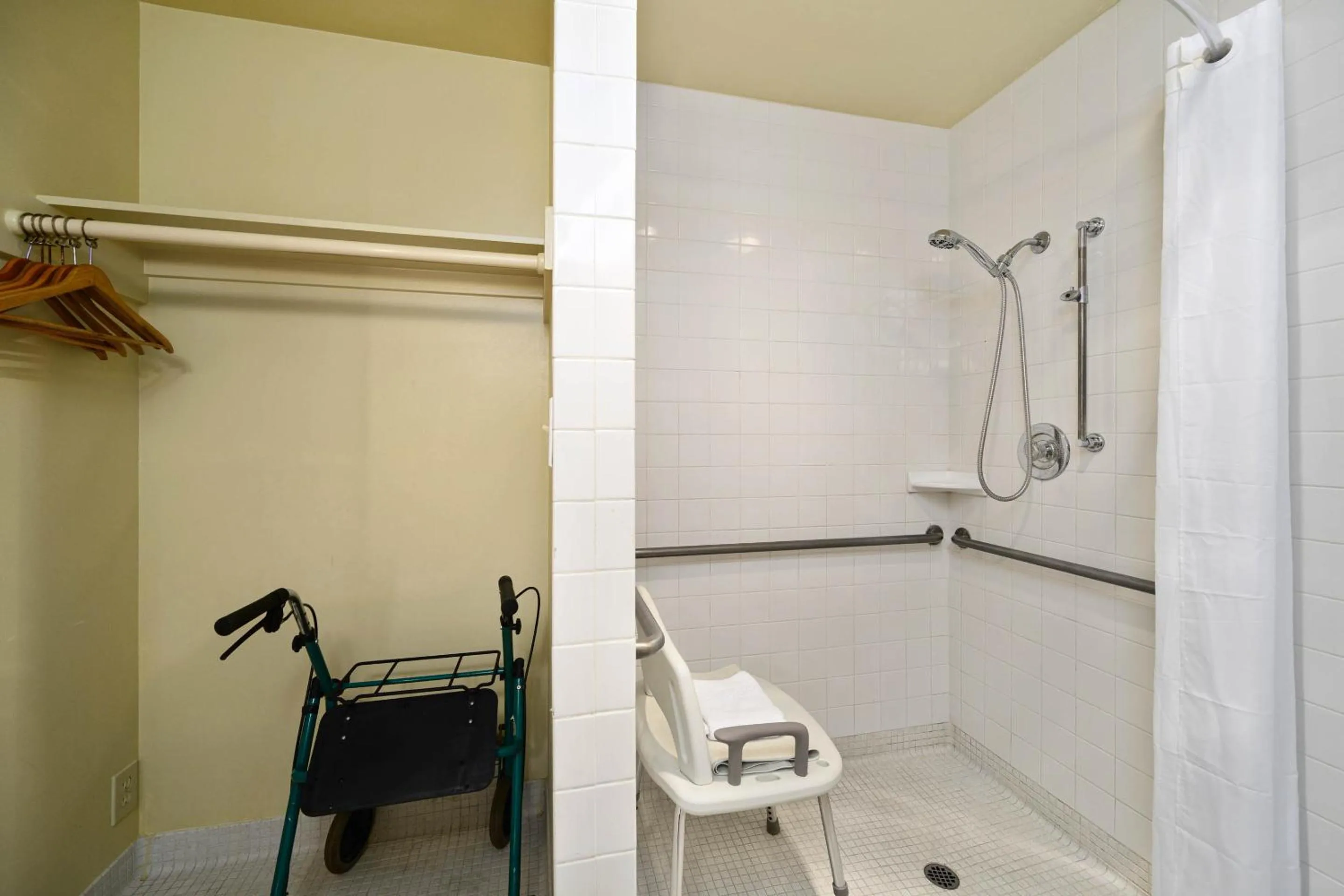 Shower in Cocusa Motel